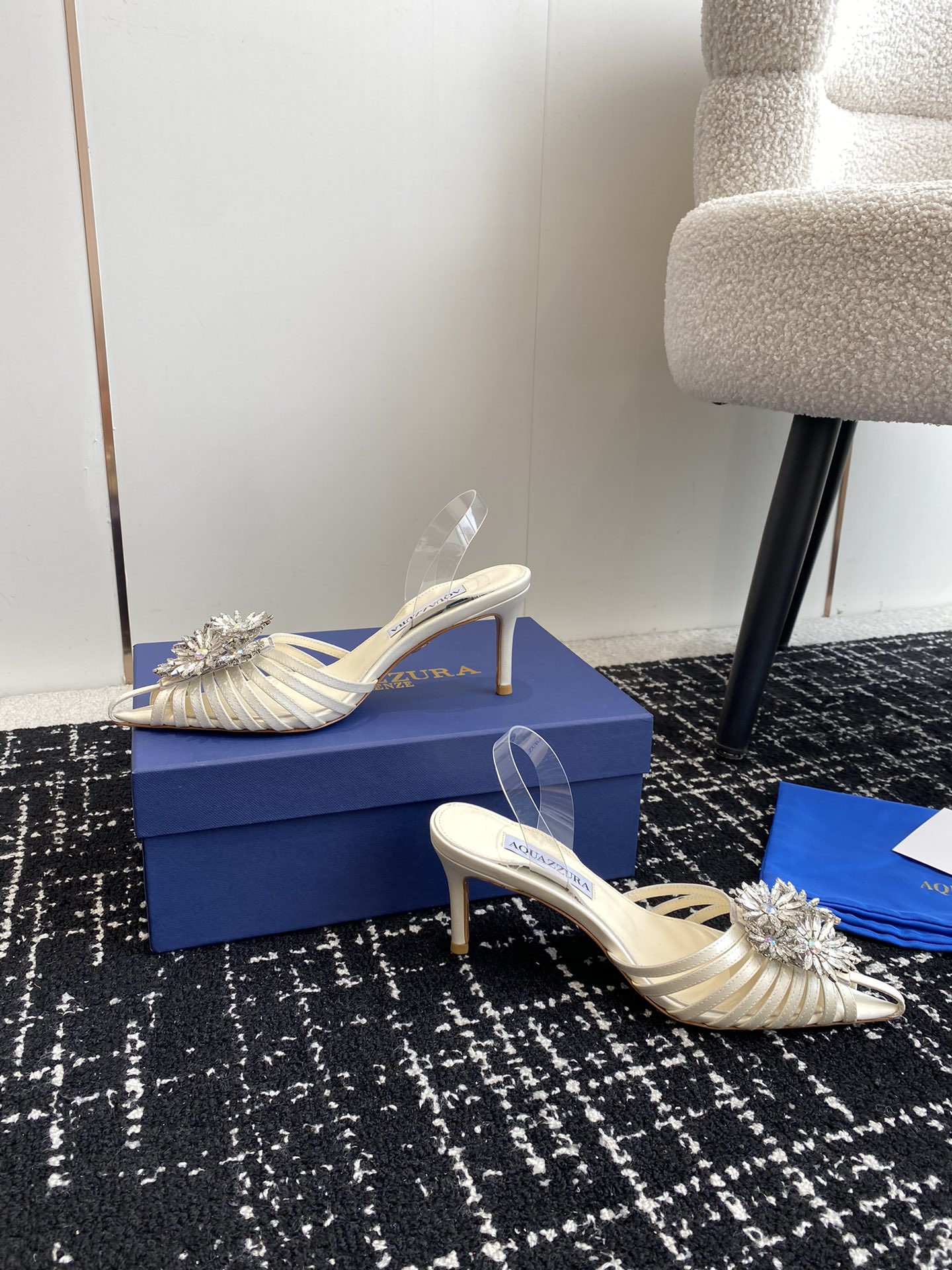 Aquazzura24ss惊艳火爆款菠萝王室贵族的钟爱雍容华贵气质高雅到手如图柜级品质进口真丝璀璨别致水