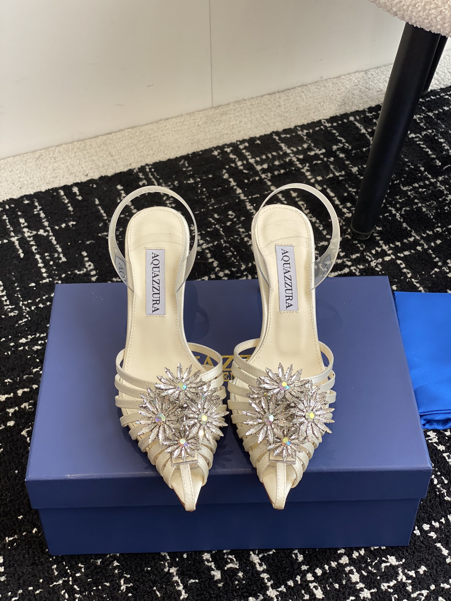 Aquazzura24ss惊艳火爆款菠萝王室贵族的钟爱雍容华贵气质高雅到手如图柜级品质进口真丝璀璨别致水