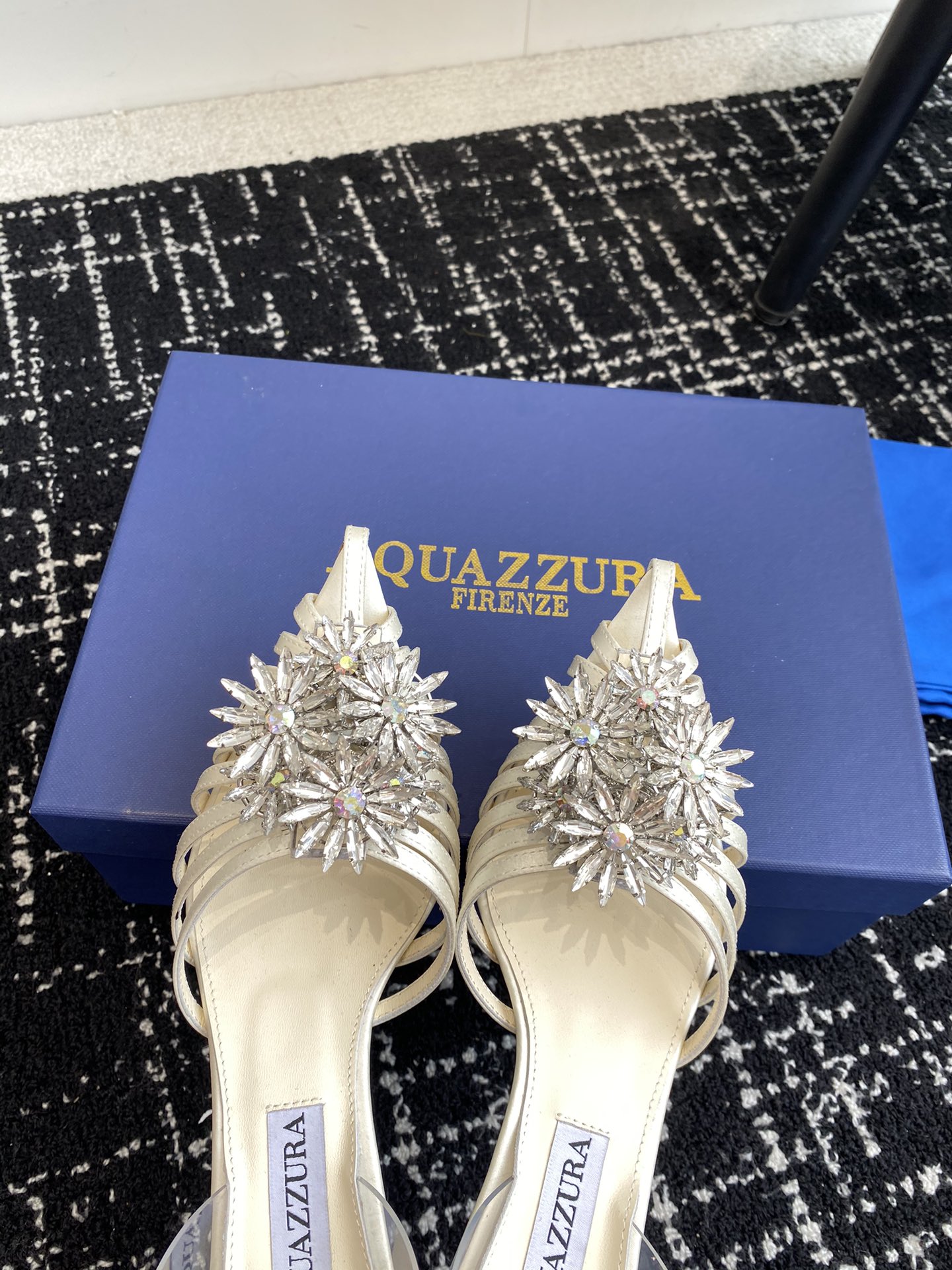 Aquazzura24ss惊艳火爆款菠萝王室贵族的钟爱雍容华贵气质高雅到手如图柜级品质进口真丝璀璨别致水