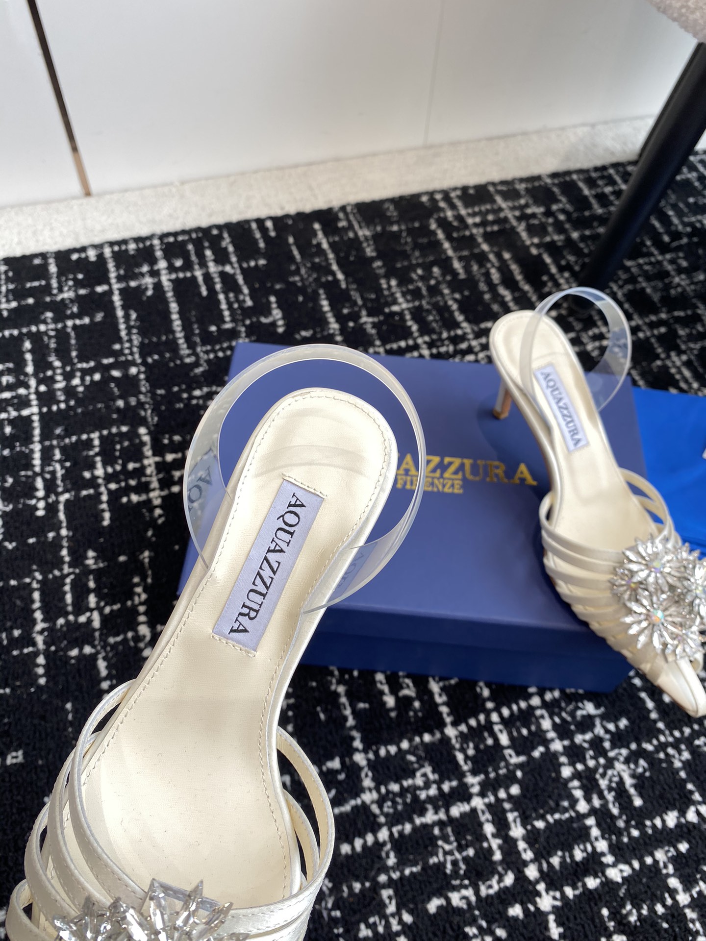 Aquazzura24ss惊艳火爆款菠萝王室贵族的钟爱雍容华贵气质高雅到手如图柜级品质进口真丝璀璨别致水