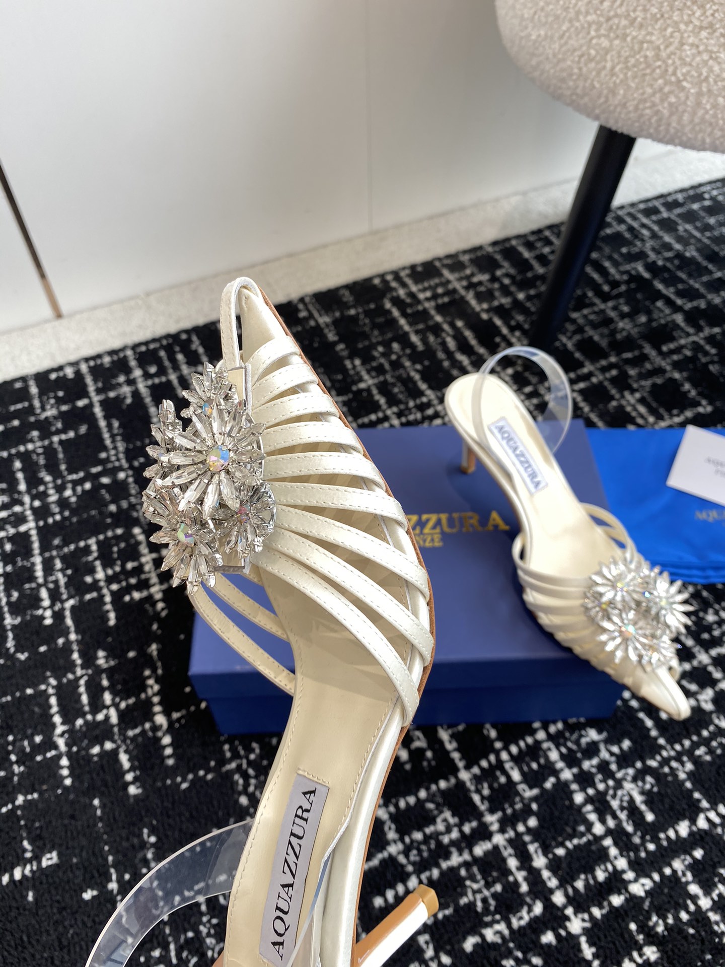 Aquazzura24ss惊艳火爆款菠萝王室贵族的钟爱雍容华贵气质高雅到手如图柜级品质进口真丝璀璨别致水