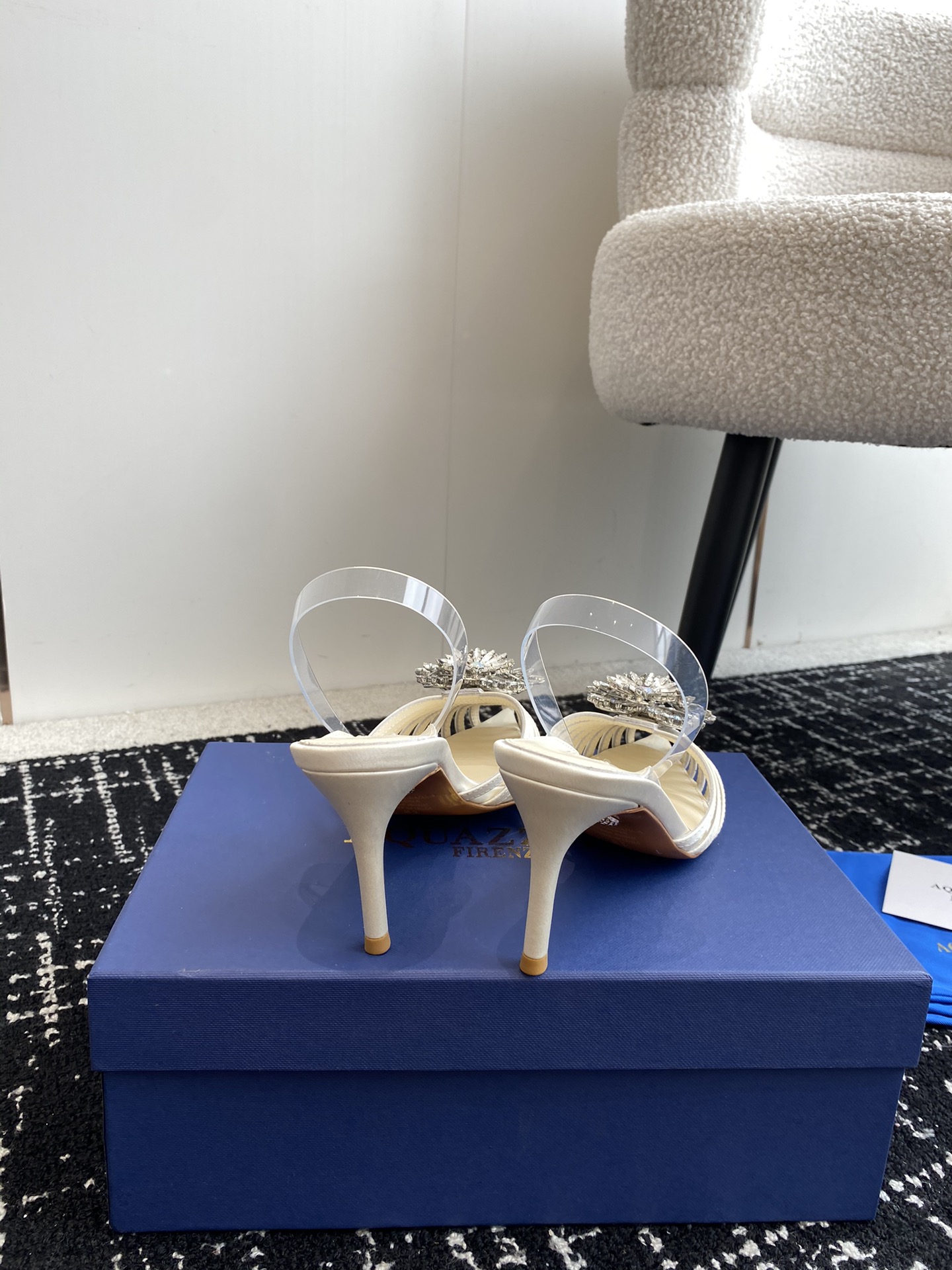 Aquazzura24ss惊艳火爆款菠萝王室贵族的钟爱雍容华贵气质高雅到手如图柜级品质进口真丝璀璨别致水