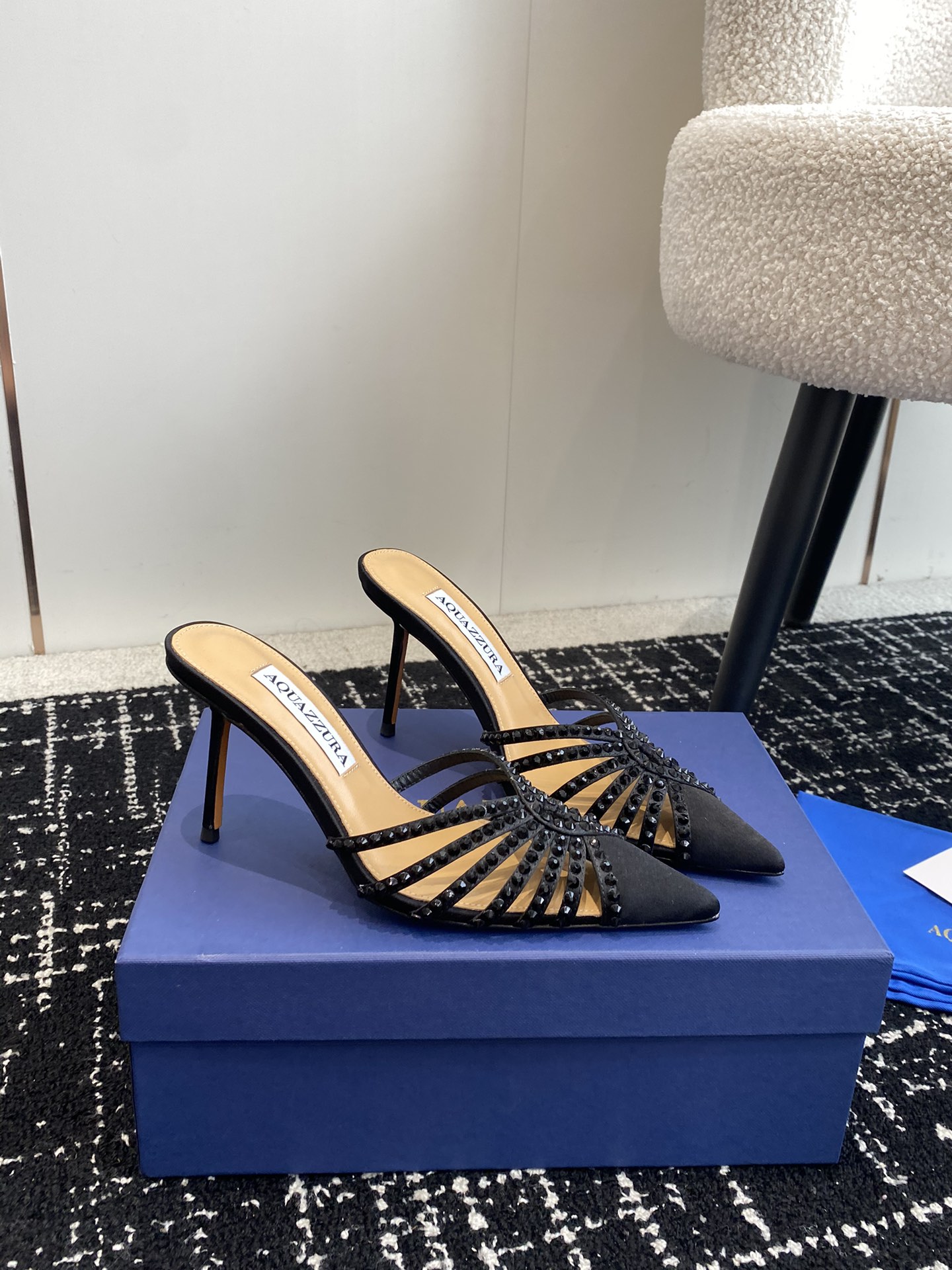 Aquazzura24ss惊艳火爆款菠萝王室贵族的钟爱雍容华贵气质高雅到手如图柜级品质进口真丝璀璨别致水