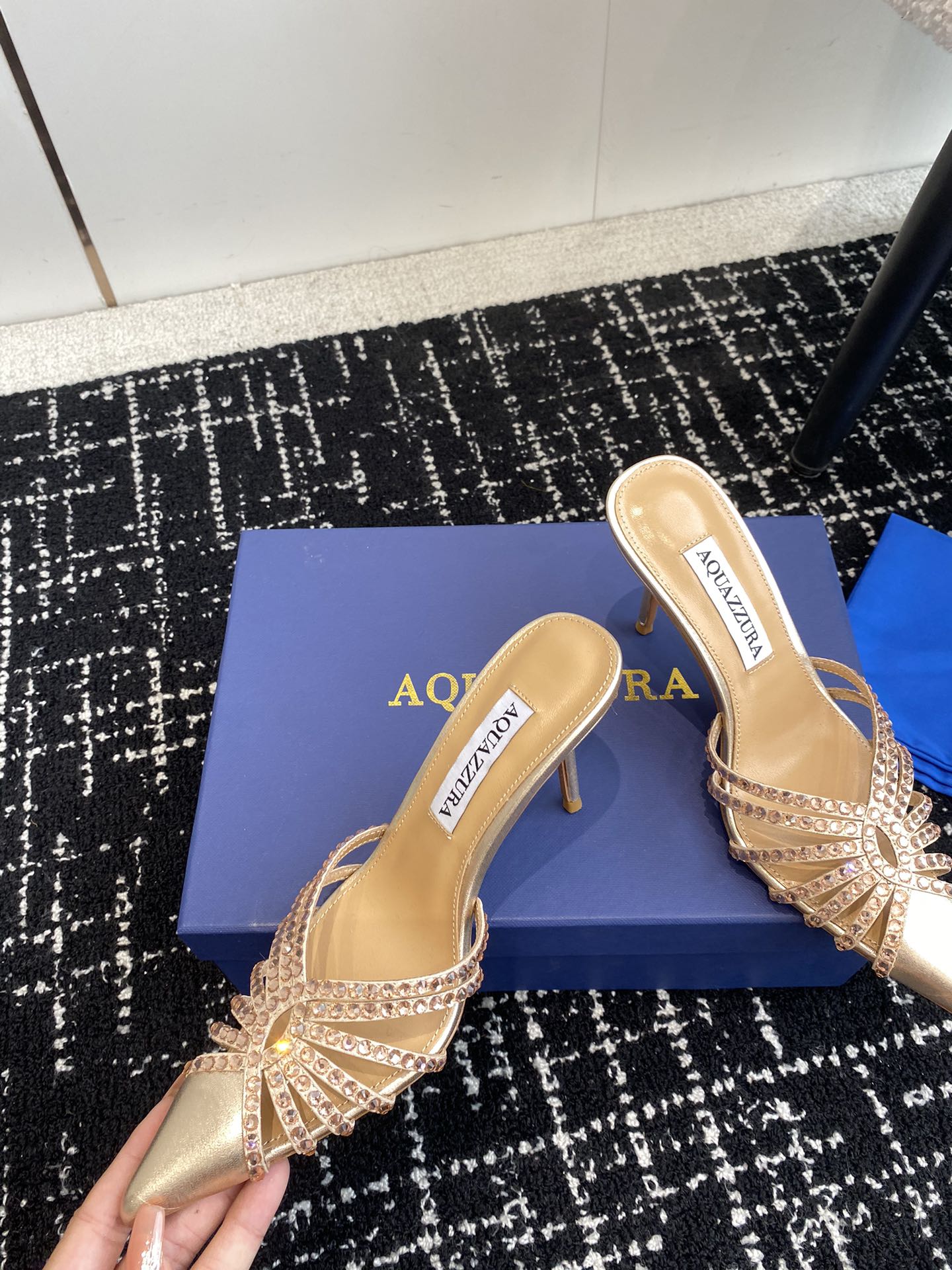 Aquazzura24ss惊艳火爆款菠萝王室贵族的钟爱雍容华贵气质高雅到手如图柜级品质进口真丝璀璨别致水