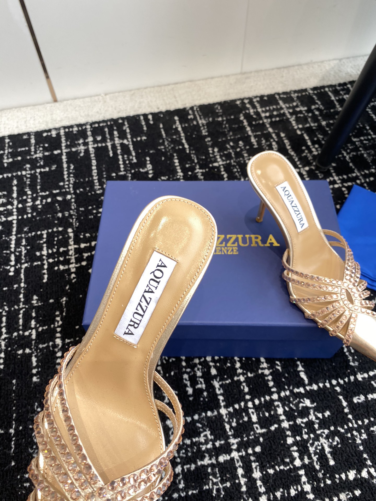 Aquazzura24ss惊艳火爆款菠萝王室贵族的钟爱雍容华贵气质高雅到手如图柜级品质进口真丝璀璨别致水