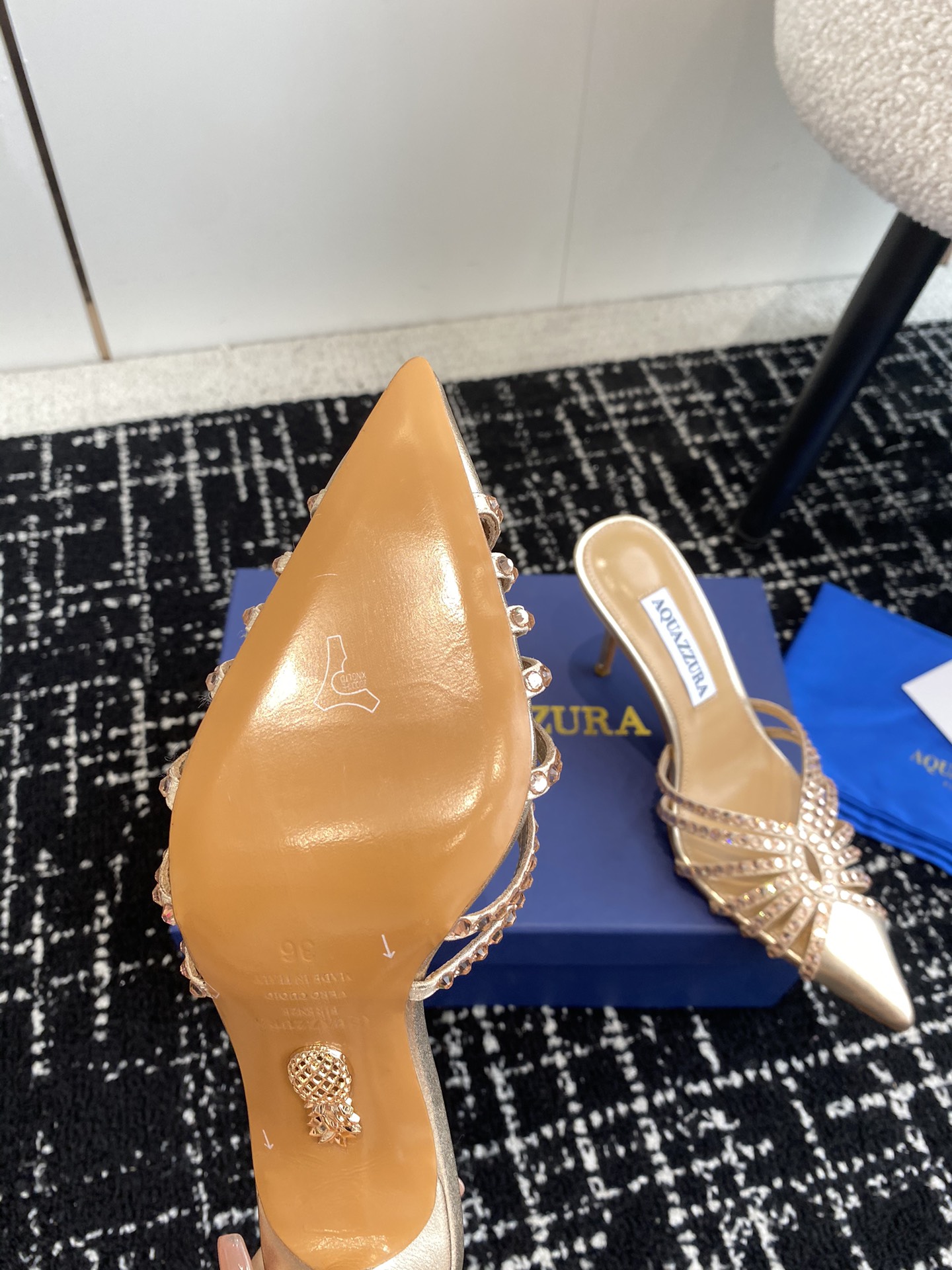 Aquazzura24ss惊艳火爆款菠萝王室贵族的钟爱雍容华贵气质高雅到手如图柜级品质进口真丝璀璨别致水