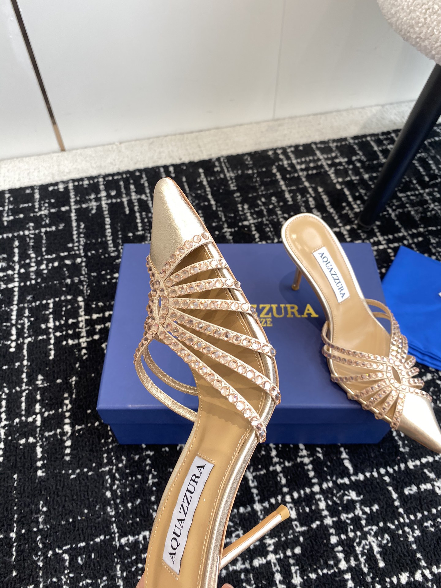 Aquazzura24ss惊艳火爆款菠萝王室贵族的钟爱雍容华贵气质高雅到手如图柜级品质进口真丝璀璨别致水