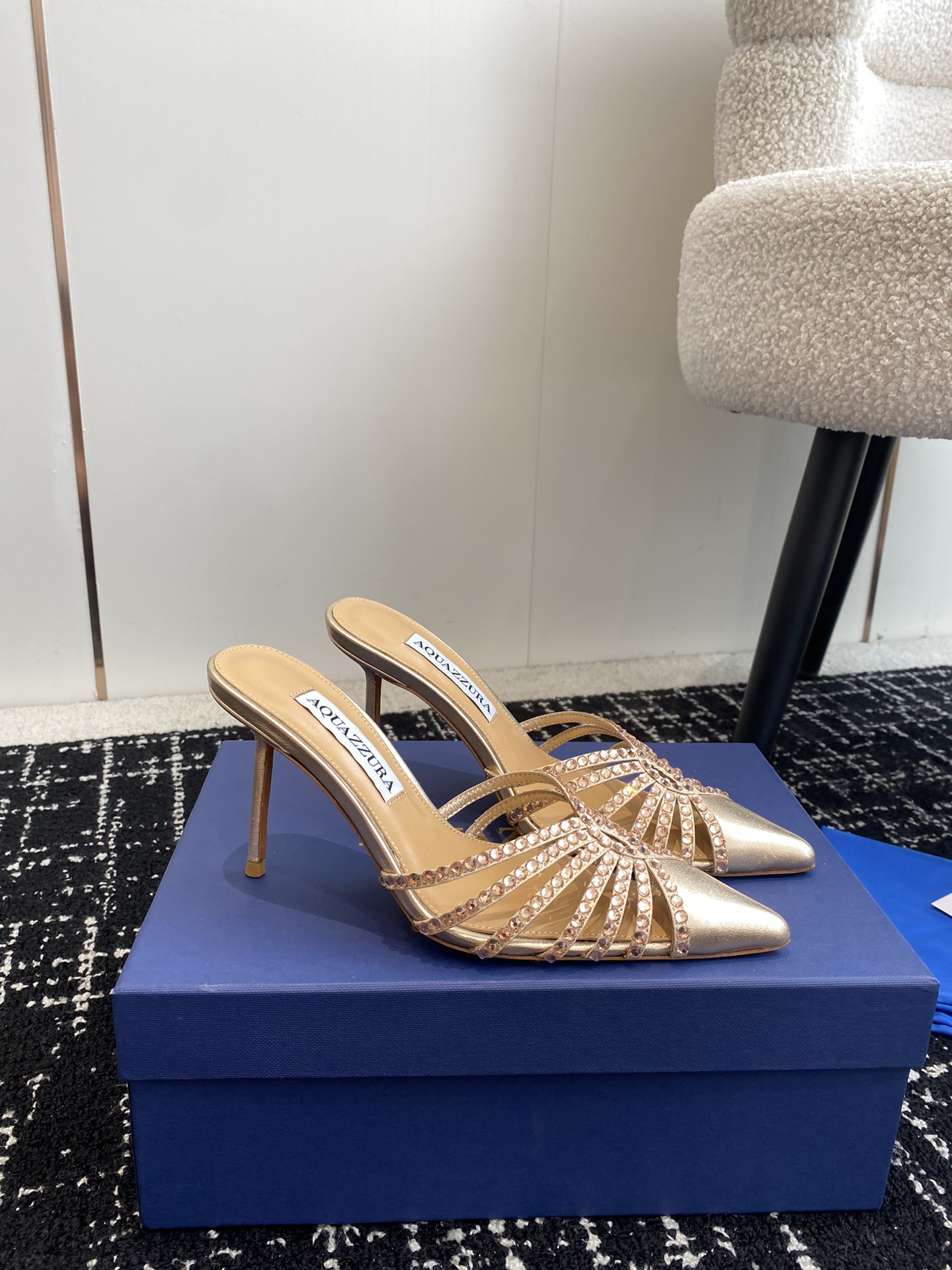 Aquazzura24ss惊艳火爆款菠萝王室贵族的钟爱雍容华贵气质高雅到手如图柜级品质进口真丝璀璨别致水