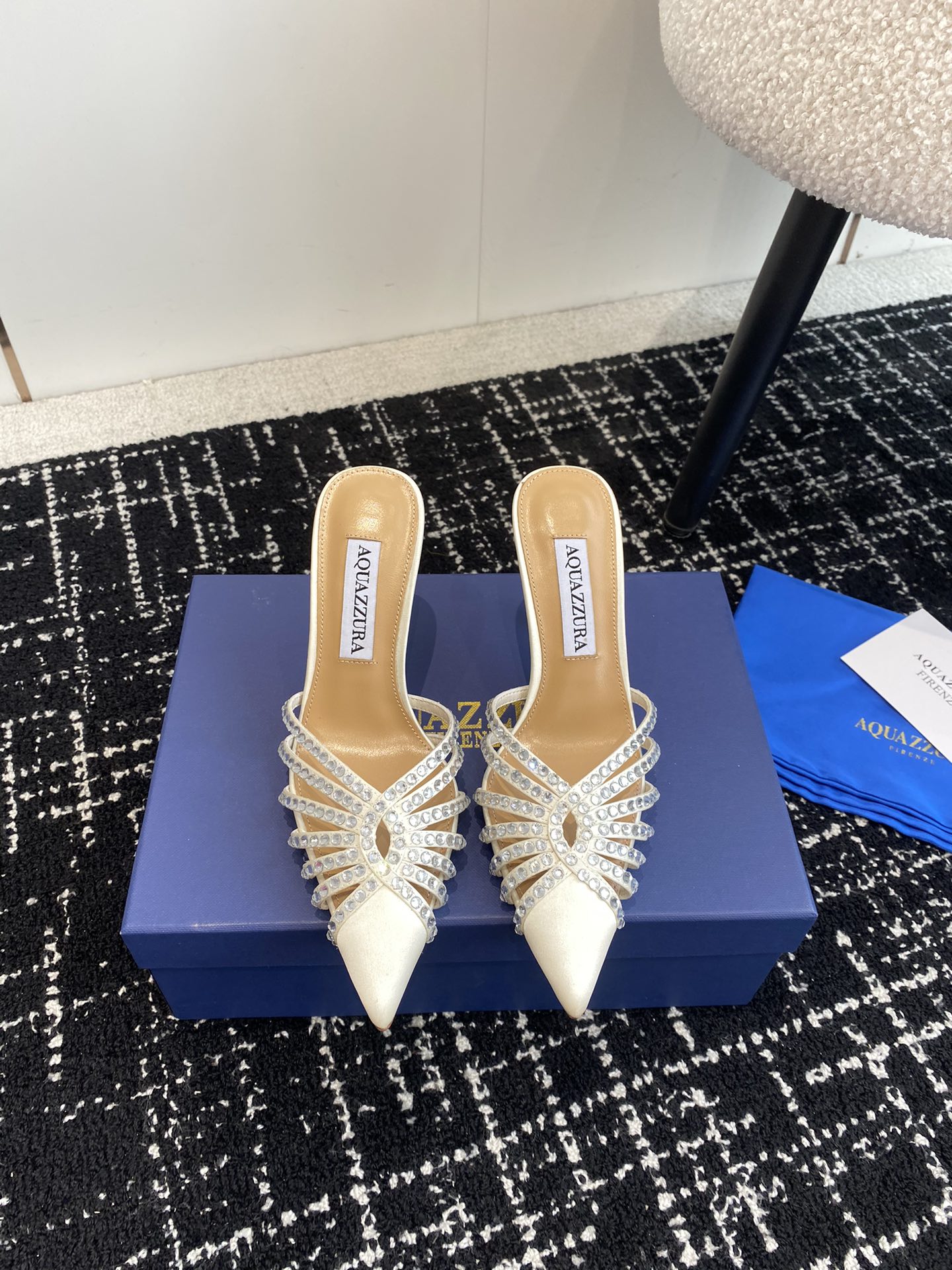 Aquazzura24ss惊艳火爆款菠萝王室贵族的钟爱雍容华贵气质高雅到手如图柜级品质进口真丝璀璨别致水