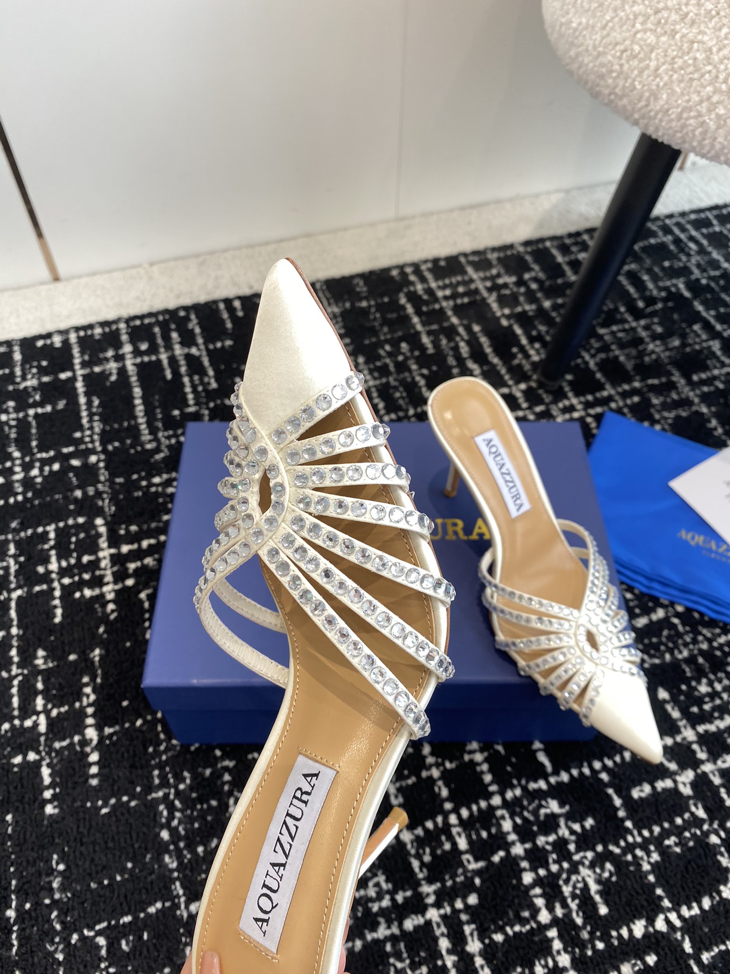 Aquazzura24ss惊艳火爆款菠萝王室贵族的钟爱雍容华贵气质高雅到手如图柜级品质进口真丝璀璨别致水