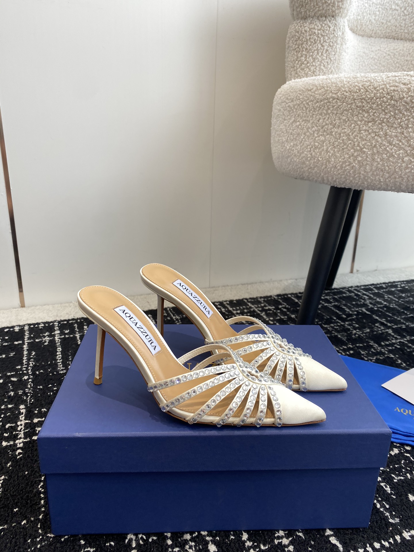 Aquazzura24ss惊艳火爆款菠萝王室贵族的钟爱雍容华贵气质高雅到手如图柜级品质进口真丝璀璨别致水