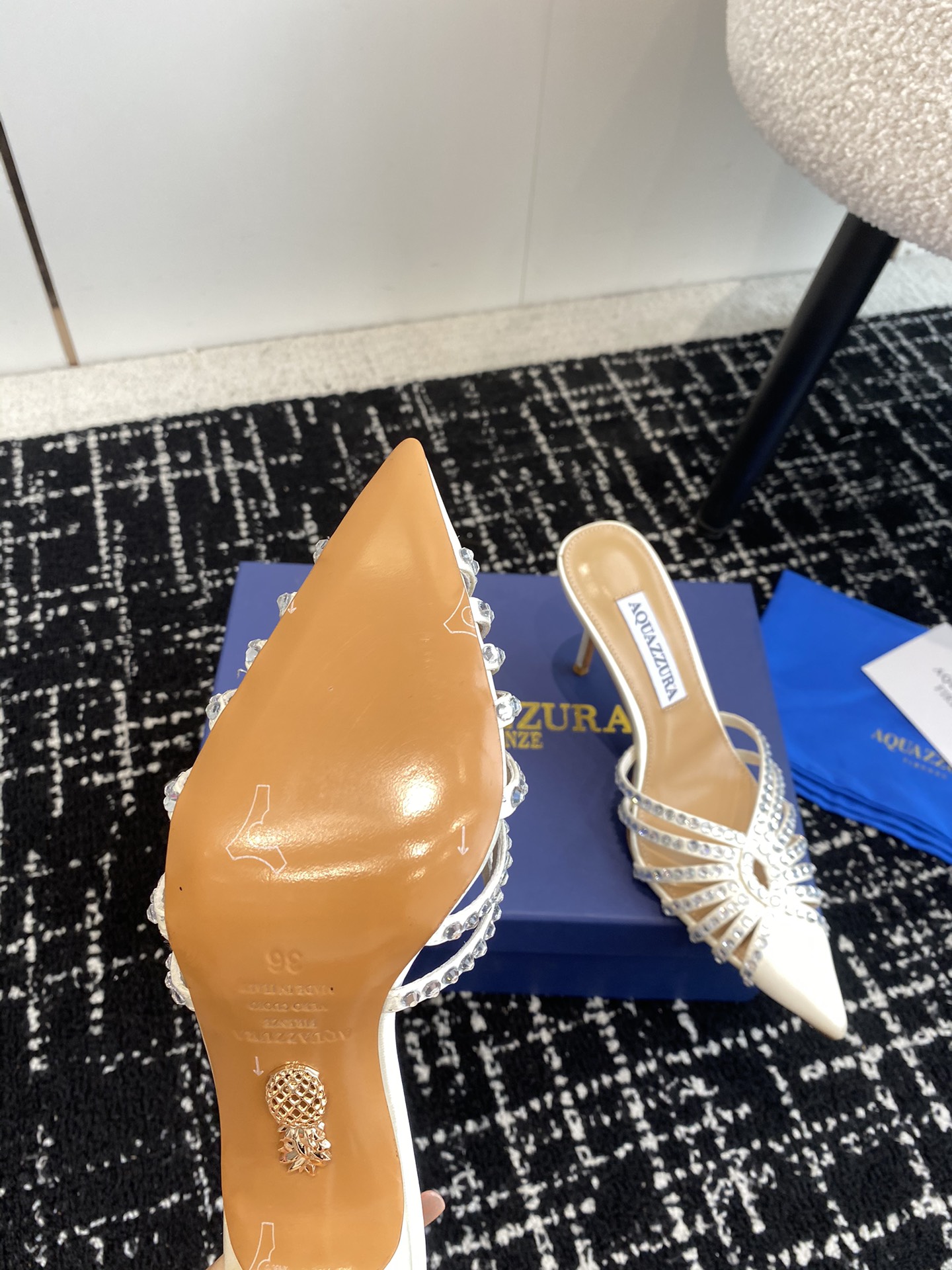 Aquazzura24ss惊艳火爆款菠萝王室贵族的钟爱雍容华贵气质高雅到手如图柜级品质进口真丝璀璨别致水