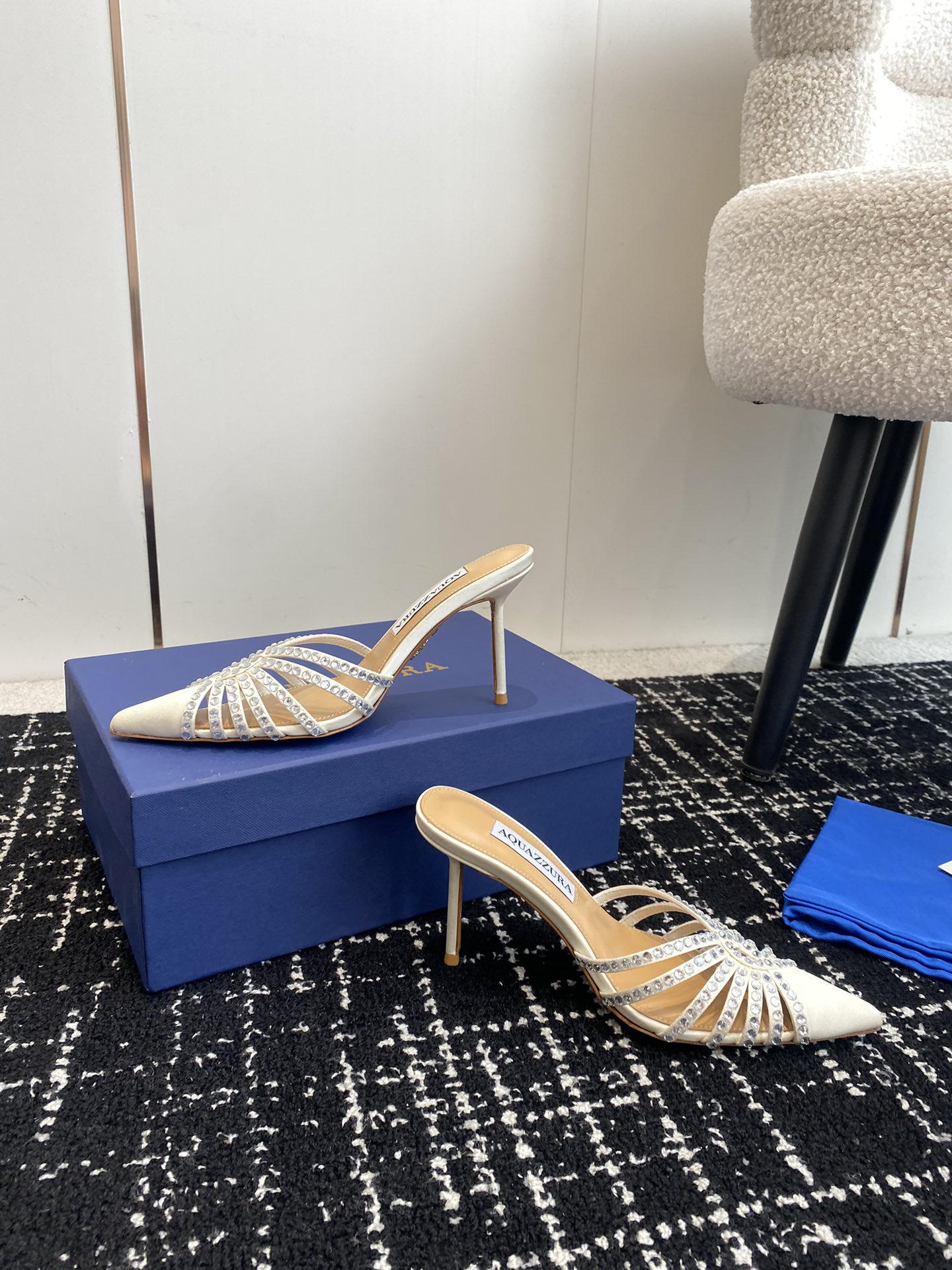 Aquazzura24ss惊艳火爆款菠萝王室贵族的钟爱雍容华贵气质高雅到手如图柜级品质进口真丝璀璨别致水