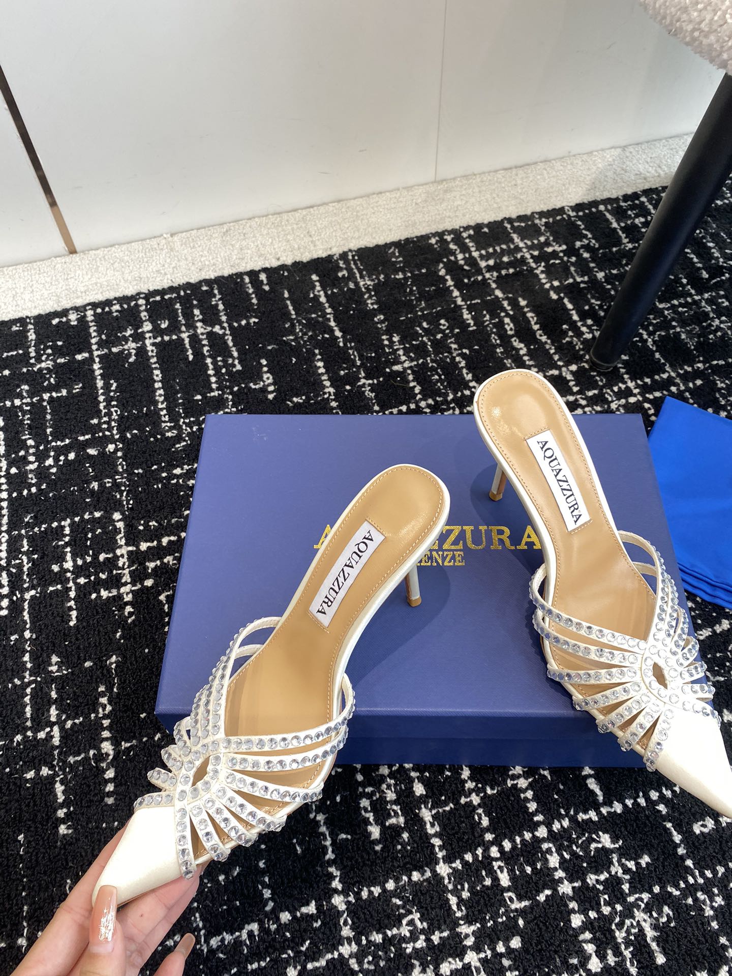 Aquazzura24ss惊艳火爆款菠萝王室贵族的钟爱雍容华贵气质高雅到手如图柜级品质进口真丝璀璨别致水