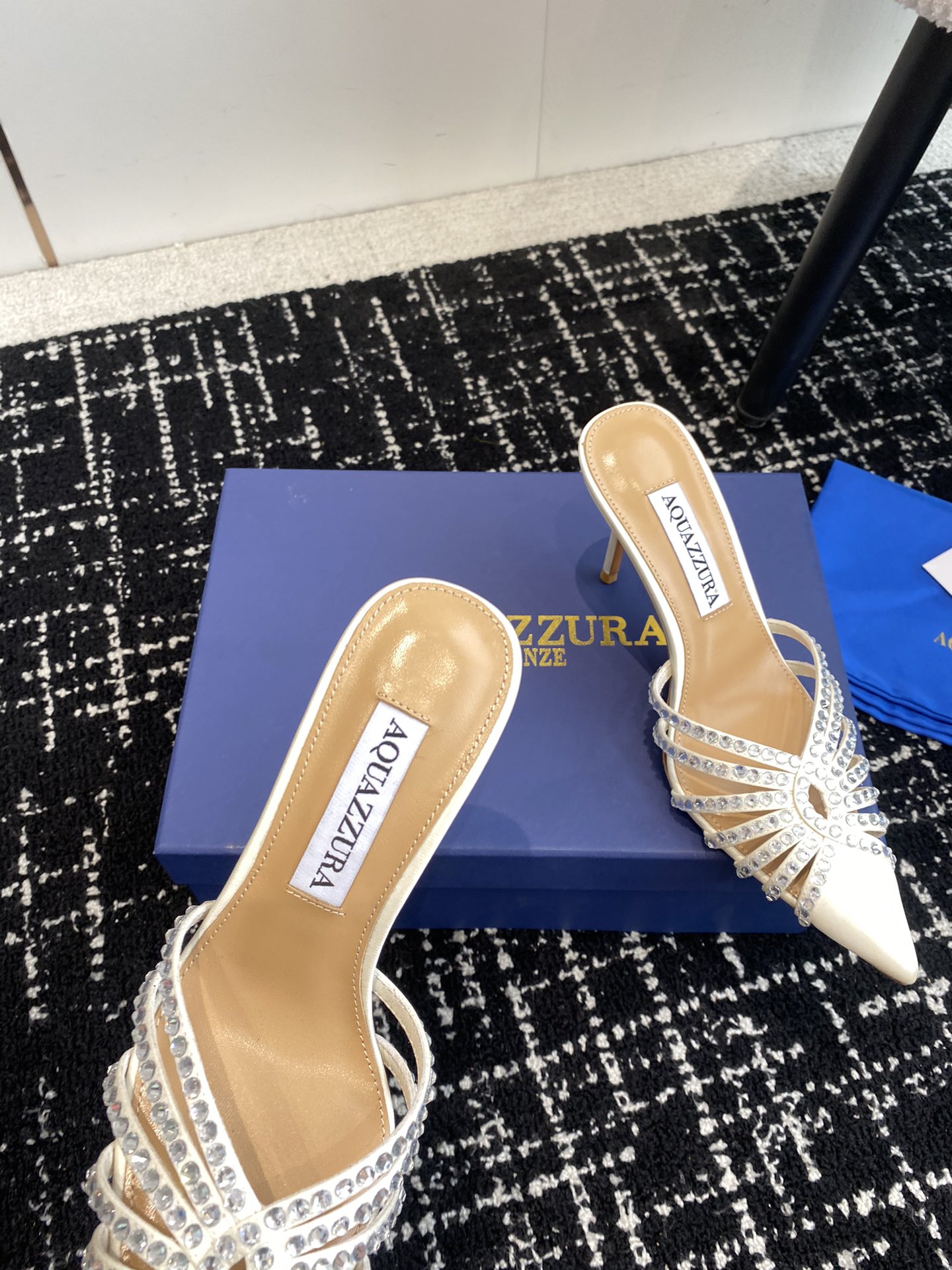 Aquazzura24ss惊艳火爆款菠萝王室贵族的钟爱雍容华贵气质高雅到手如图柜级品质进口真丝璀璨别致水