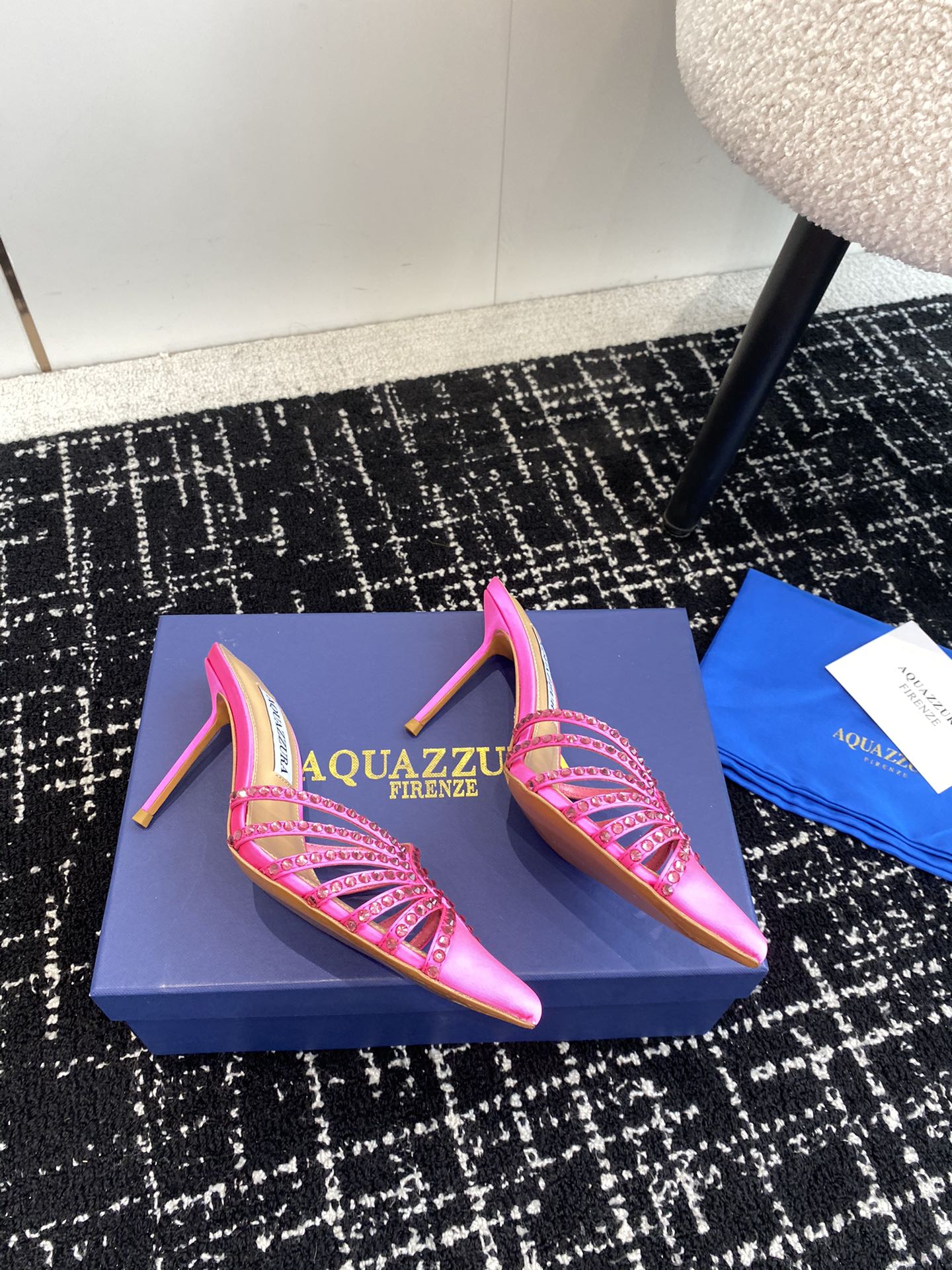 Aquazzura24ss惊艳火爆款菠萝王室贵族的钟爱雍容华贵气质高雅到手如图柜级品质进口真丝璀璨别致水