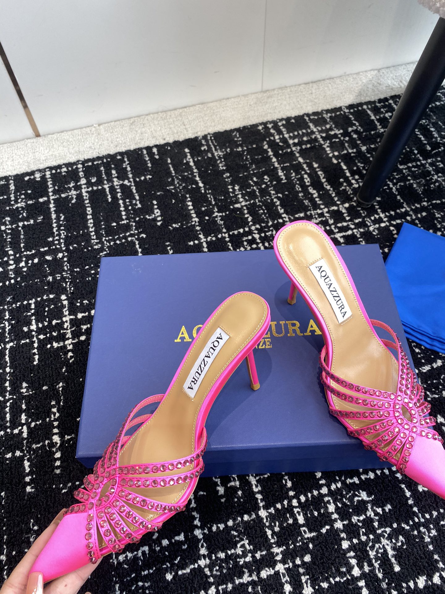 Aquazzura24ss惊艳火爆款菠萝王室贵族的钟爱雍容华贵气质高雅到手如图柜级品质进口真丝璀璨别致水