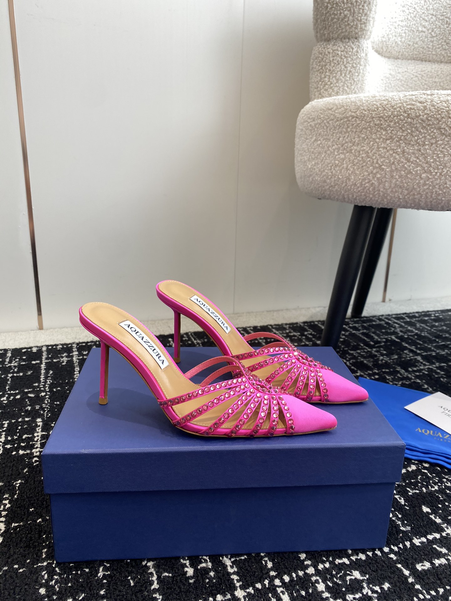 Aquazzura24ss惊艳火爆款菠萝王室贵族的钟爱雍容华贵气质高雅到手如图柜级品质进口真丝璀璨别致水