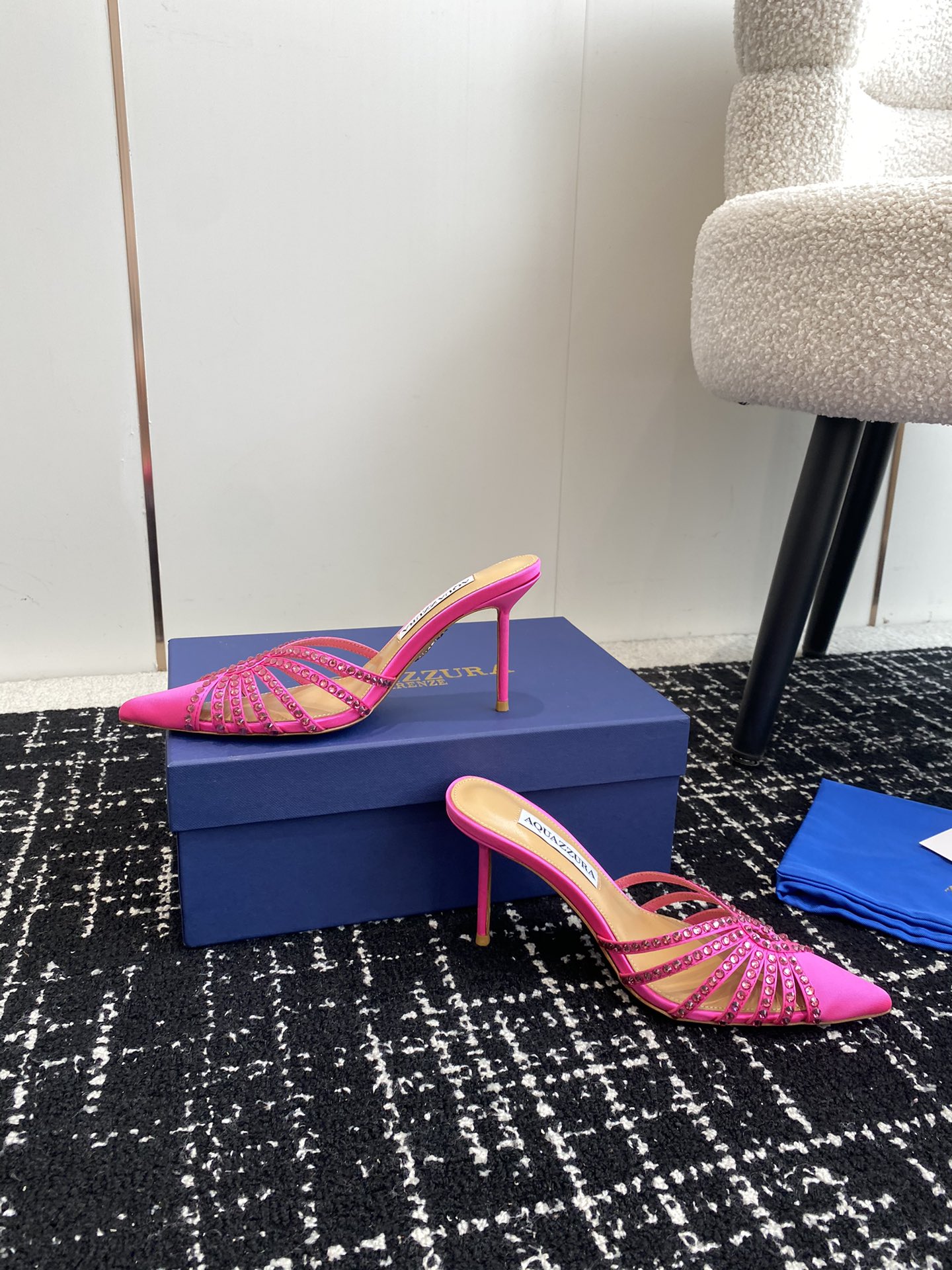 Aquazzura24ss惊艳火爆款菠萝王室贵族的钟爱雍容华贵气质高雅到手如图柜级品质进口真丝璀璨别致水