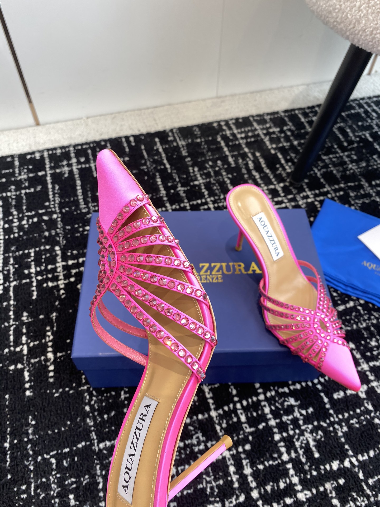 Aquazzura24ss惊艳火爆款菠萝王室贵族的钟爱雍容华贵气质高雅到手如图柜级品质进口真丝璀璨别致水