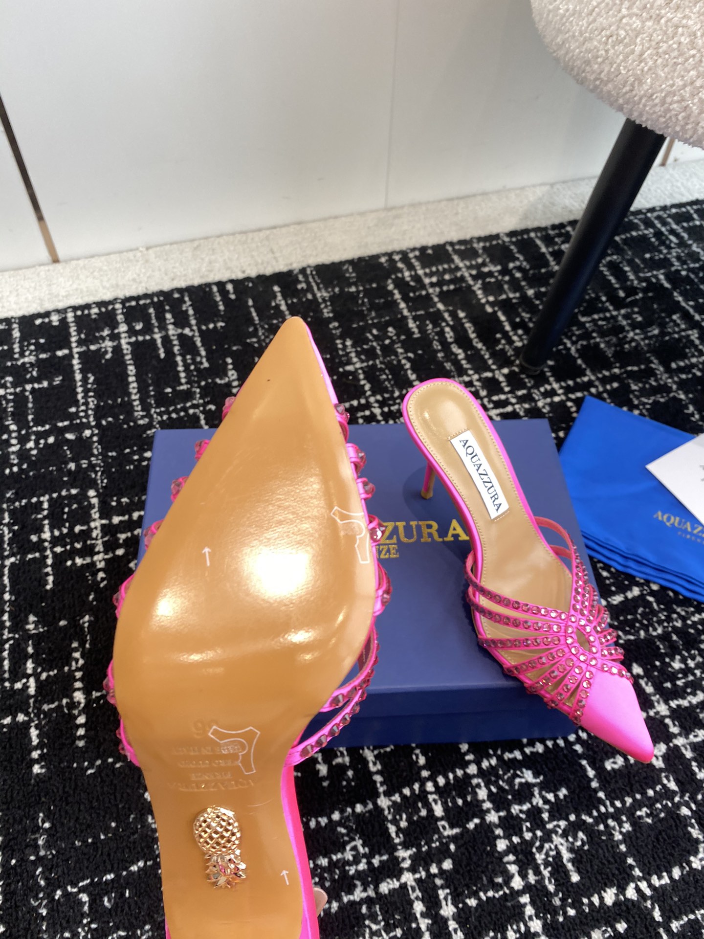 Aquazzura24ss惊艳火爆款菠萝王室贵族的钟爱雍容华贵气质高雅到手如图柜级品质进口真丝璀璨别致水