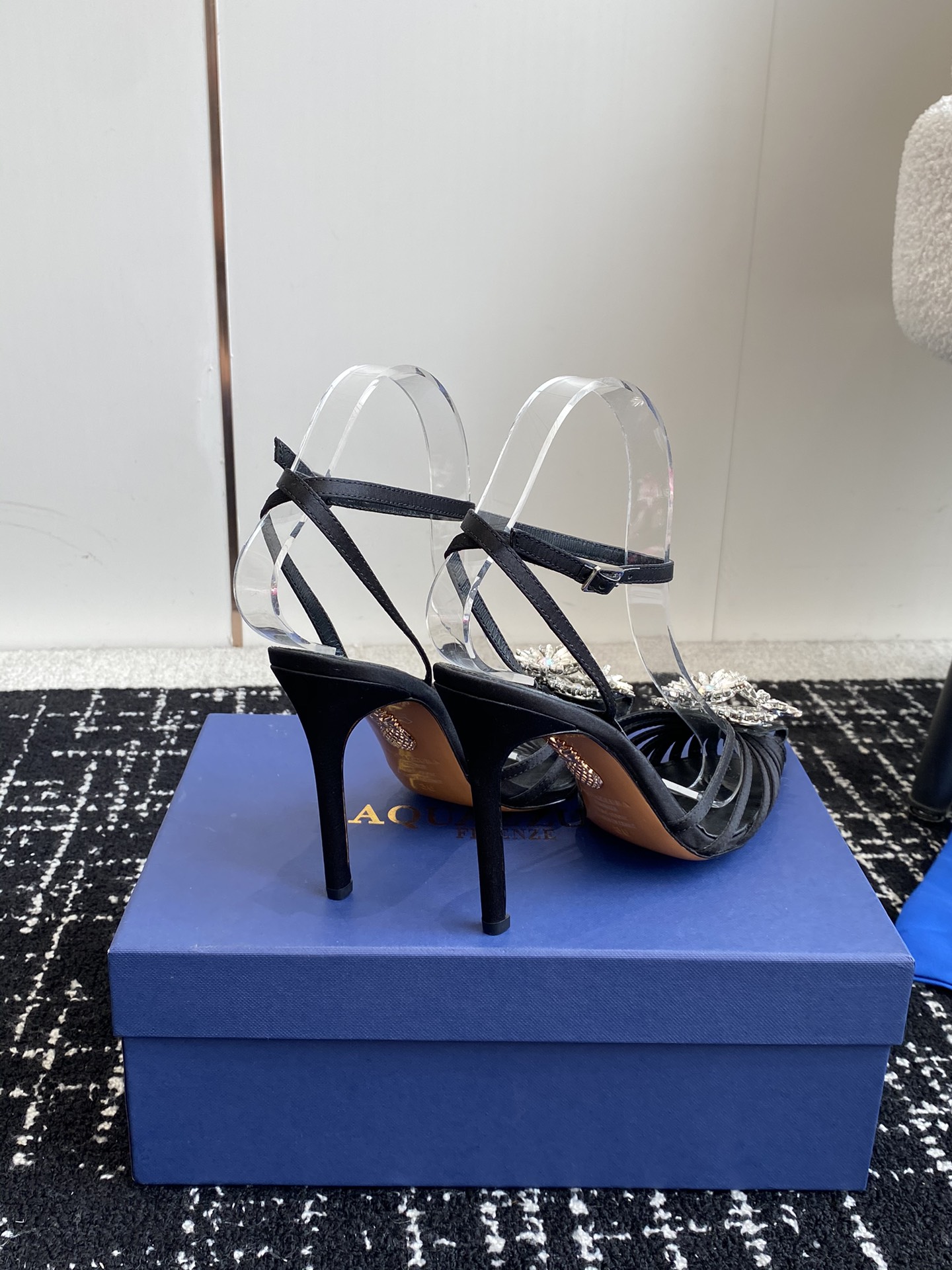 Aquazzura24ss惊艳火爆款菠萝王室贵族的钟爱雍容华贵气质高雅到手如图柜级品质进口真丝璀璨别致水