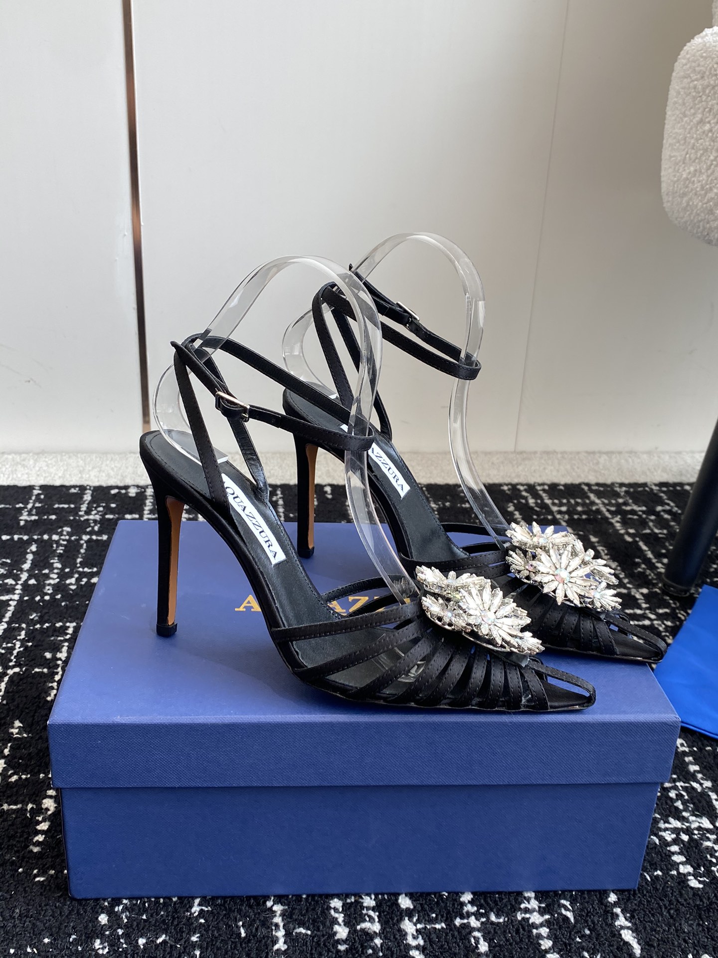 Aquazzura24ss惊艳火爆款菠萝王室贵族的钟爱雍容华贵气质高雅到手如图柜级品质进口真丝璀璨别致水