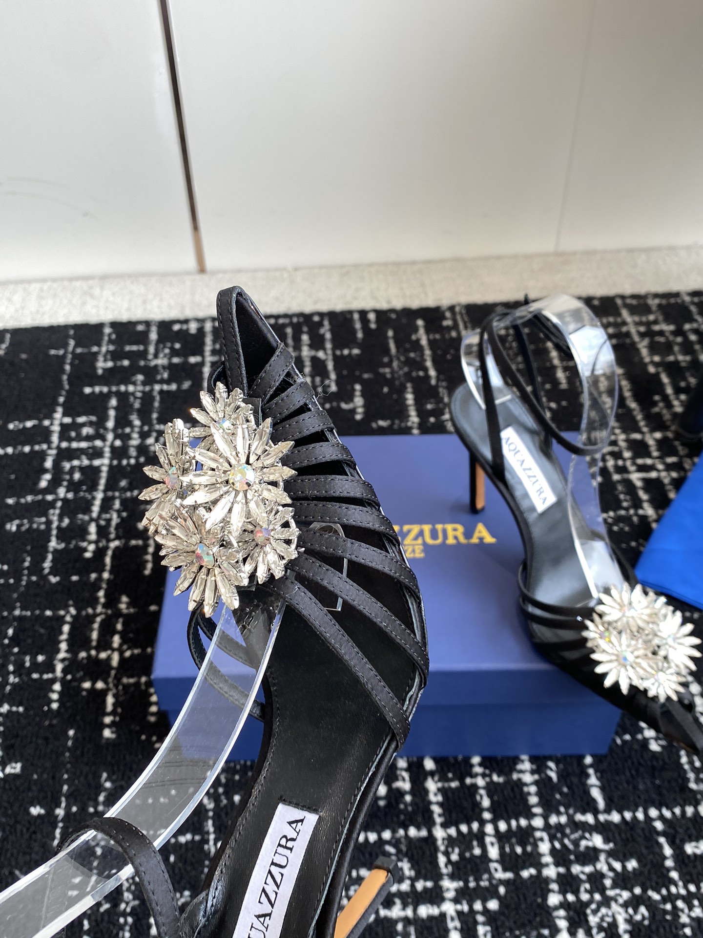 Aquazzura24ss惊艳火爆款菠萝王室贵族的钟爱雍容华贵气质高雅到手如图柜级品质进口真丝璀璨别致水