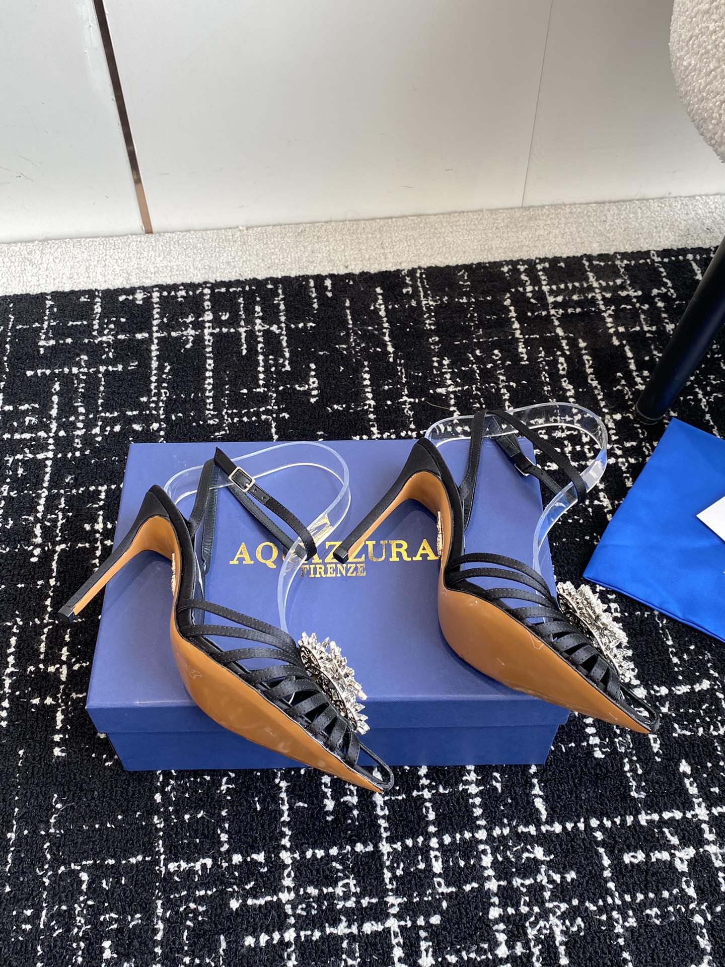 Aquazzura24ss惊艳火爆款菠萝王室贵族的钟爱雍容华贵气质高雅到手如图柜级品质进口真丝璀璨别致水