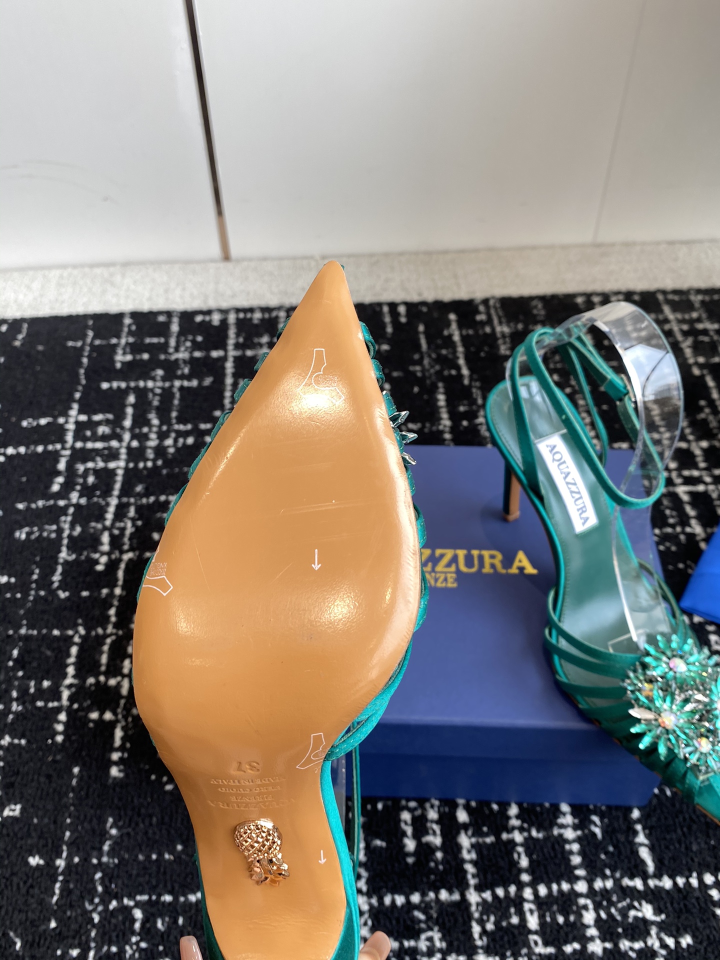 Aquazzura24ss惊艳火爆款菠萝王室贵族的钟爱雍容华贵气质高雅到手如图柜级品质进口真丝璀璨别致水