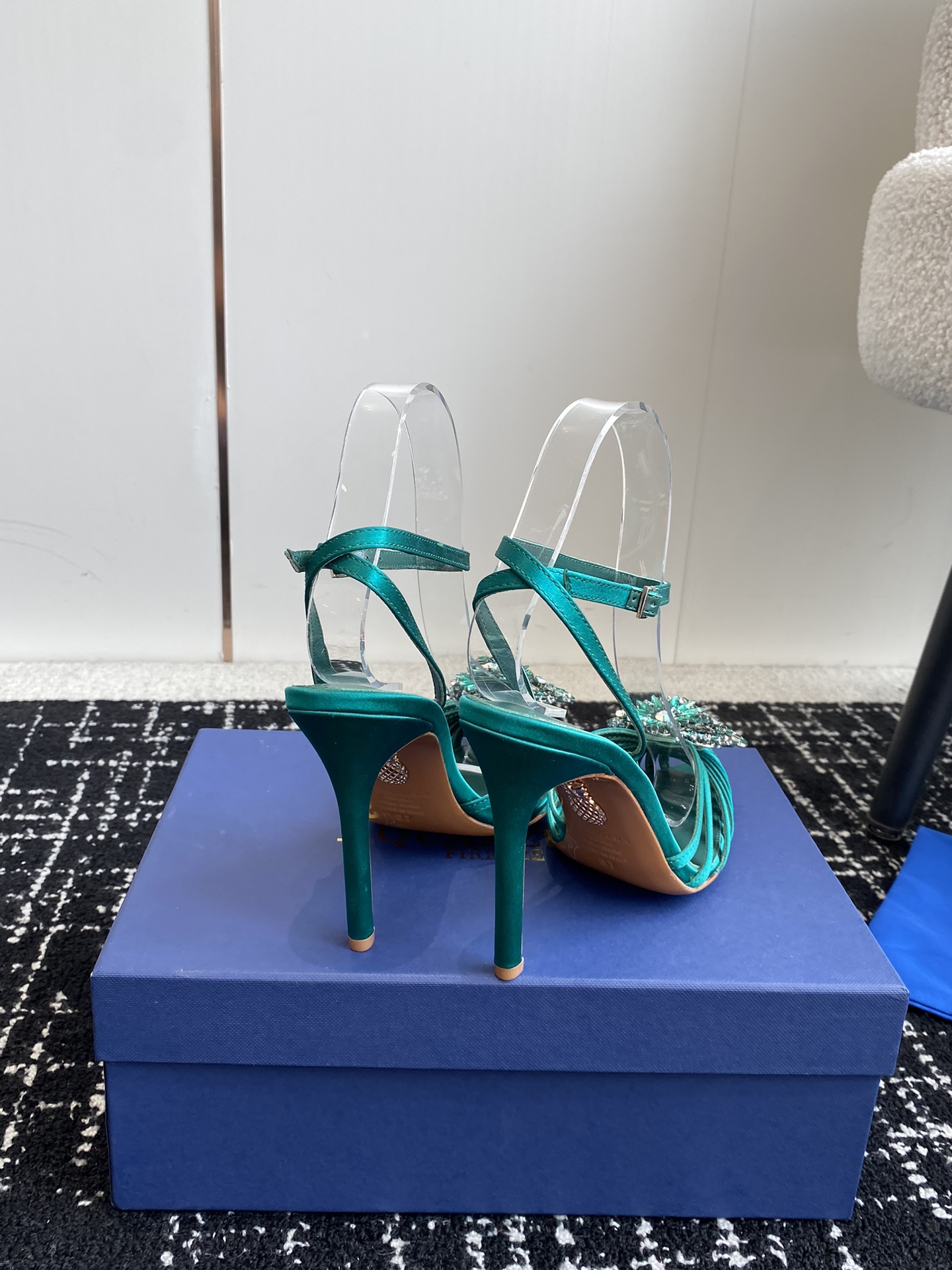 Aquazzura24ss惊艳火爆款菠萝王室贵族的钟爱雍容华贵气质高雅到手如图柜级品质进口真丝璀璨别致水