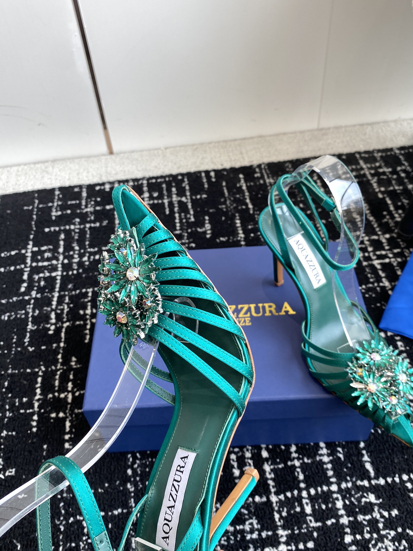 Aquazzura24ss惊艳火爆款菠萝王室贵族的钟爱雍容华贵气质高雅到手如图柜级品质进口真丝璀璨别致水