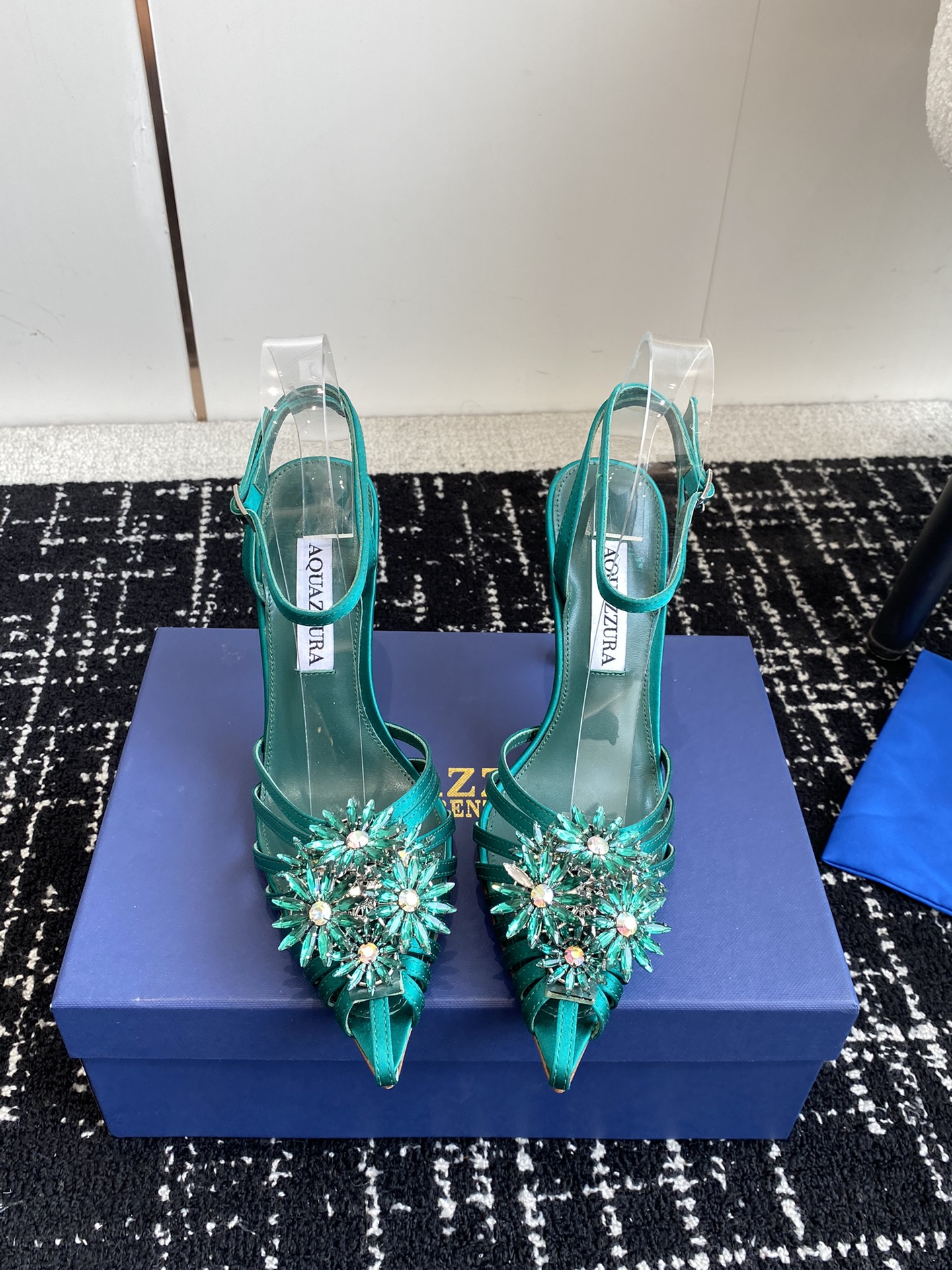 Aquazzura24ss惊艳火爆款菠萝王室贵族的钟爱雍容华贵气质高雅到手如图柜级品质进口真丝璀璨别致水