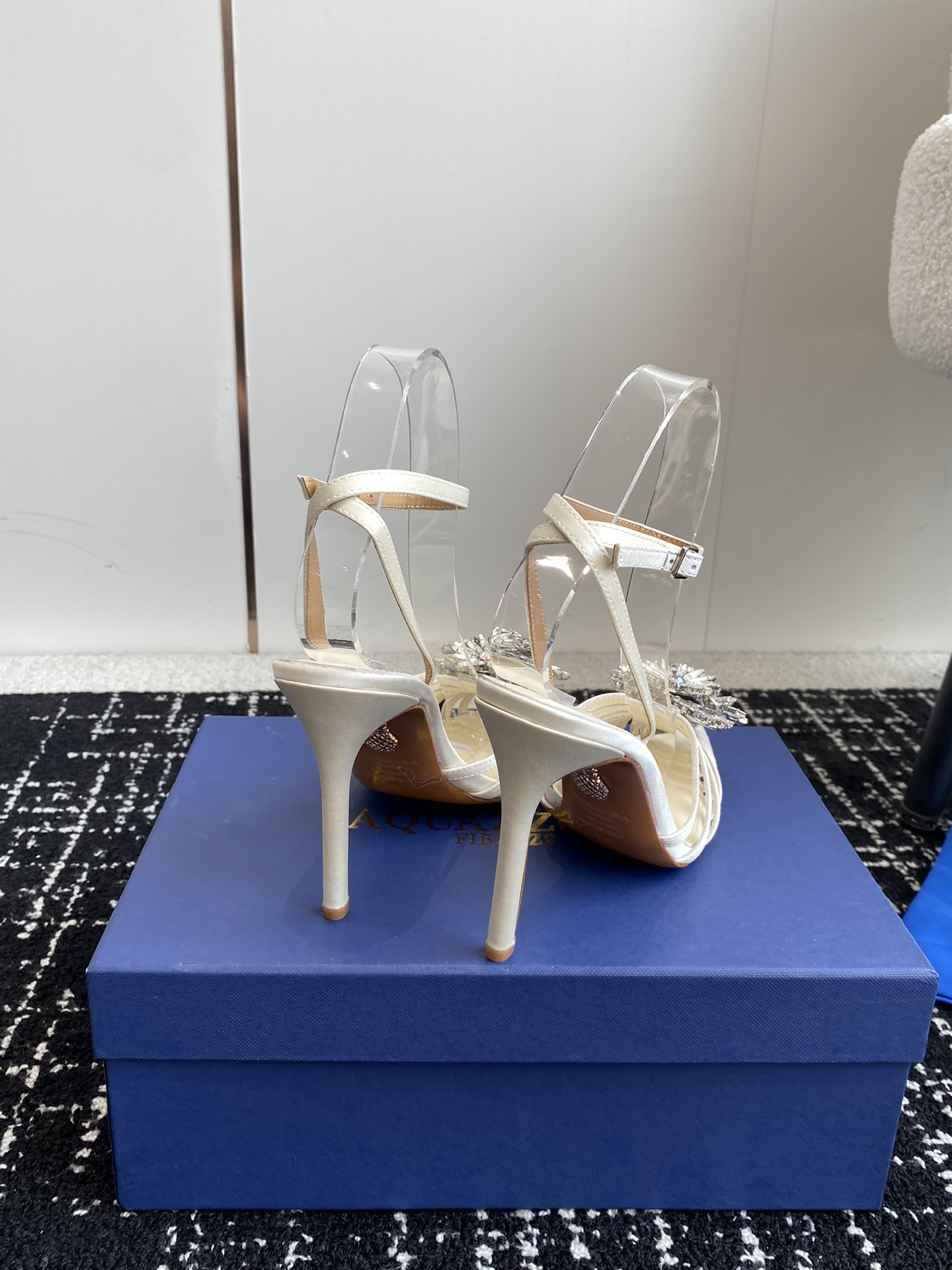 Aquazzura24ss惊艳火爆款菠萝王室贵族的钟爱雍容华贵气质高雅到手如图柜级品质进口真丝璀璨别致水