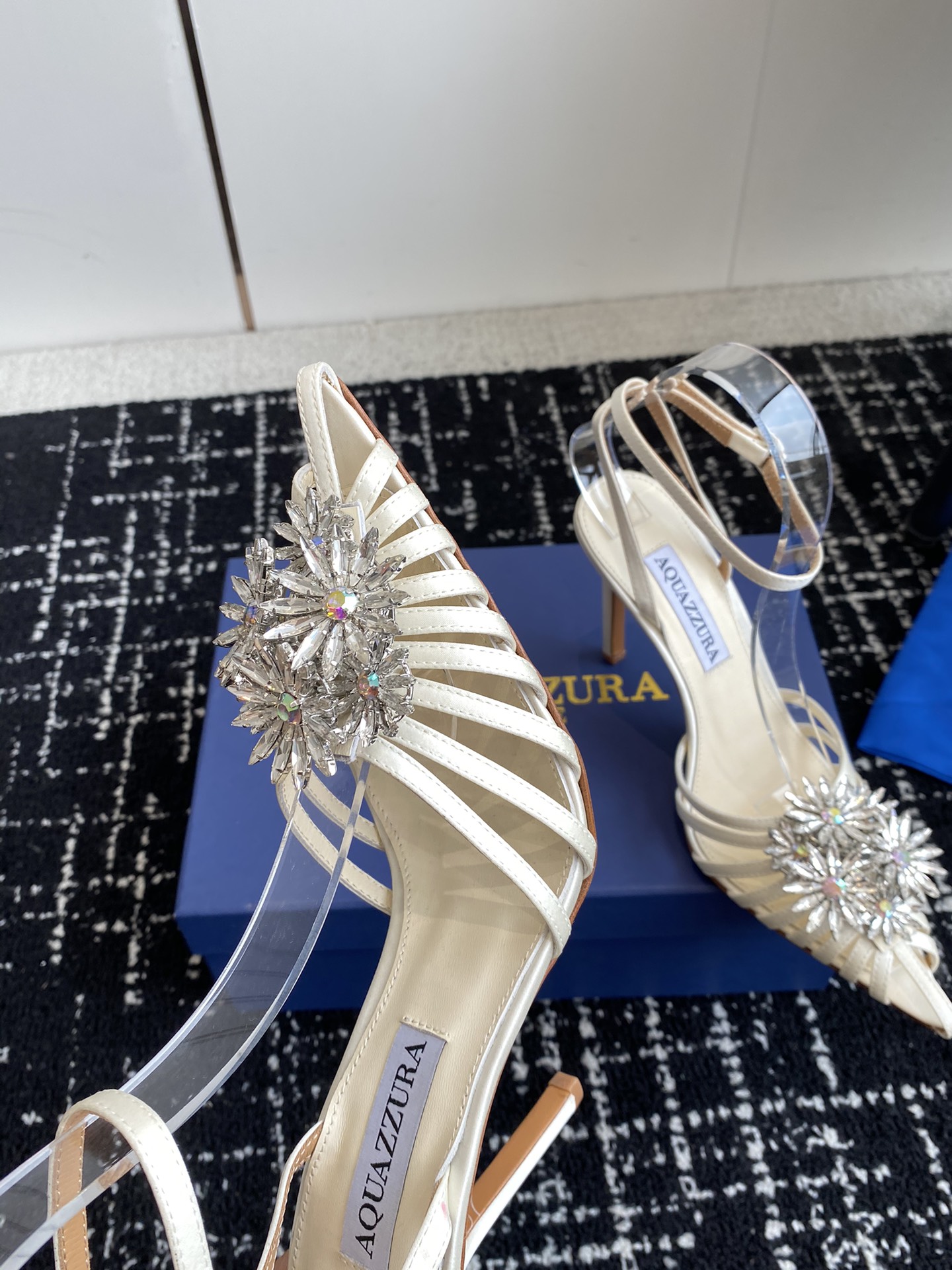 Aquazzura24ss惊艳火爆款菠萝王室贵族的钟爱雍容华贵气质高雅到手如图柜级品质进口真丝璀璨别致水