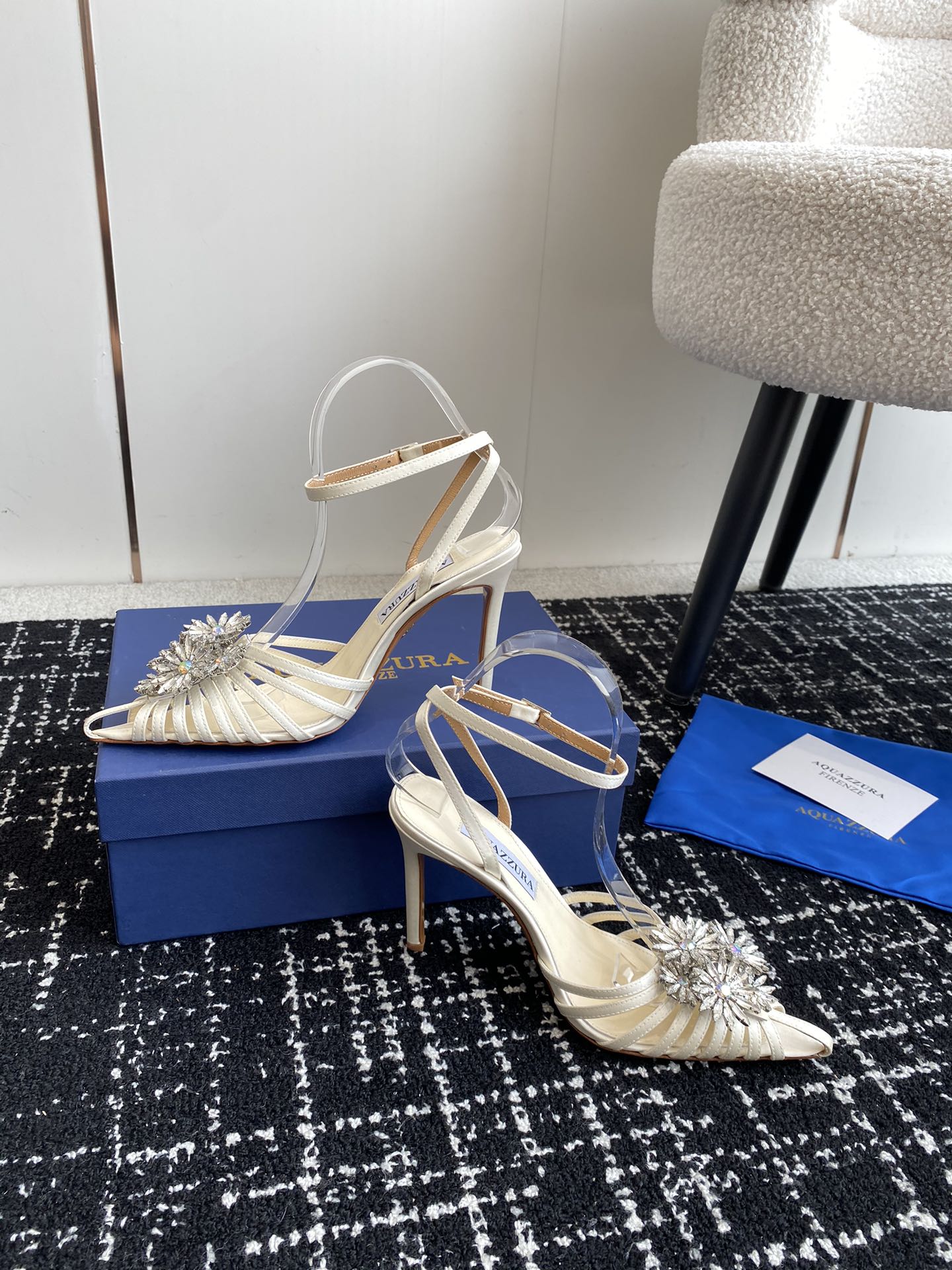 Aquazzura24ss惊艳火爆款菠萝王室贵族的钟爱雍容华贵气质高雅到手如图柜级品质进口真丝璀璨别致水