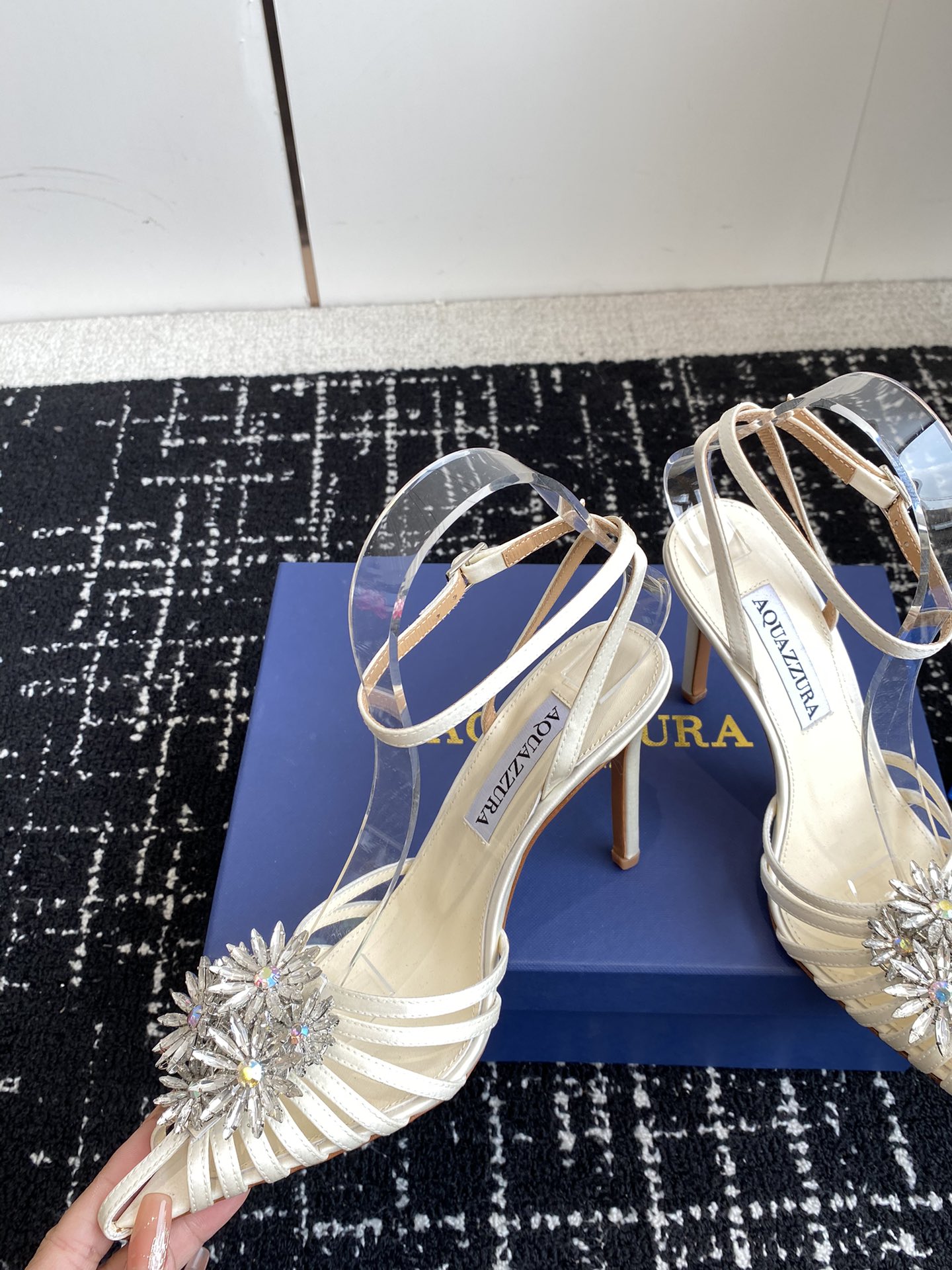 Aquazzura24ss惊艳火爆款菠萝王室贵族的钟爱雍容华贵气质高雅到手如图柜级品质进口真丝璀璨别致水