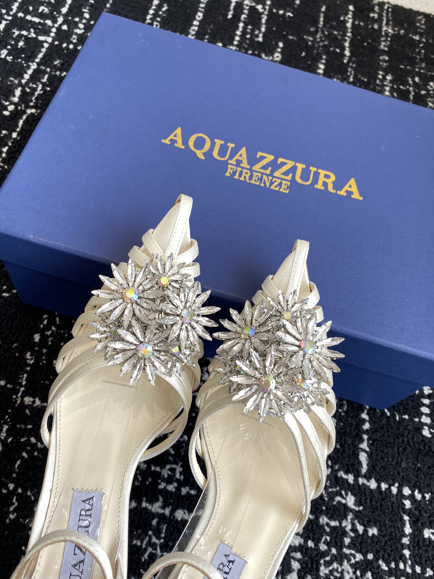 Aquazzura24ss惊艳火爆款菠萝王室贵族的钟爱雍容华贵气质高雅到手如图柜级品质进口真丝璀璨别致水