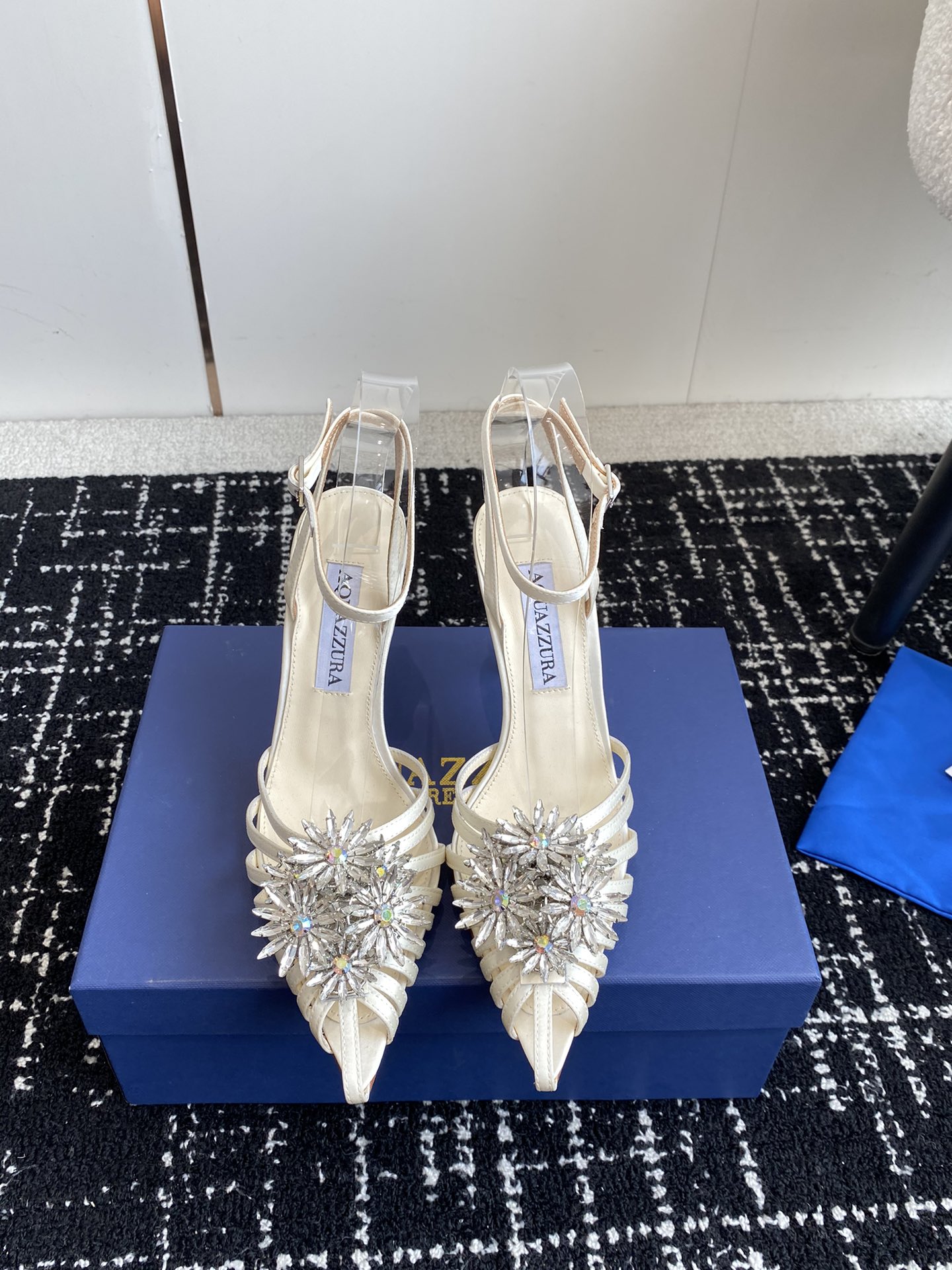 Aquazzura24ss惊艳火爆款菠萝王室贵族的钟爱雍容华贵气质高雅到手如图柜级品质进口真丝璀璨别致水