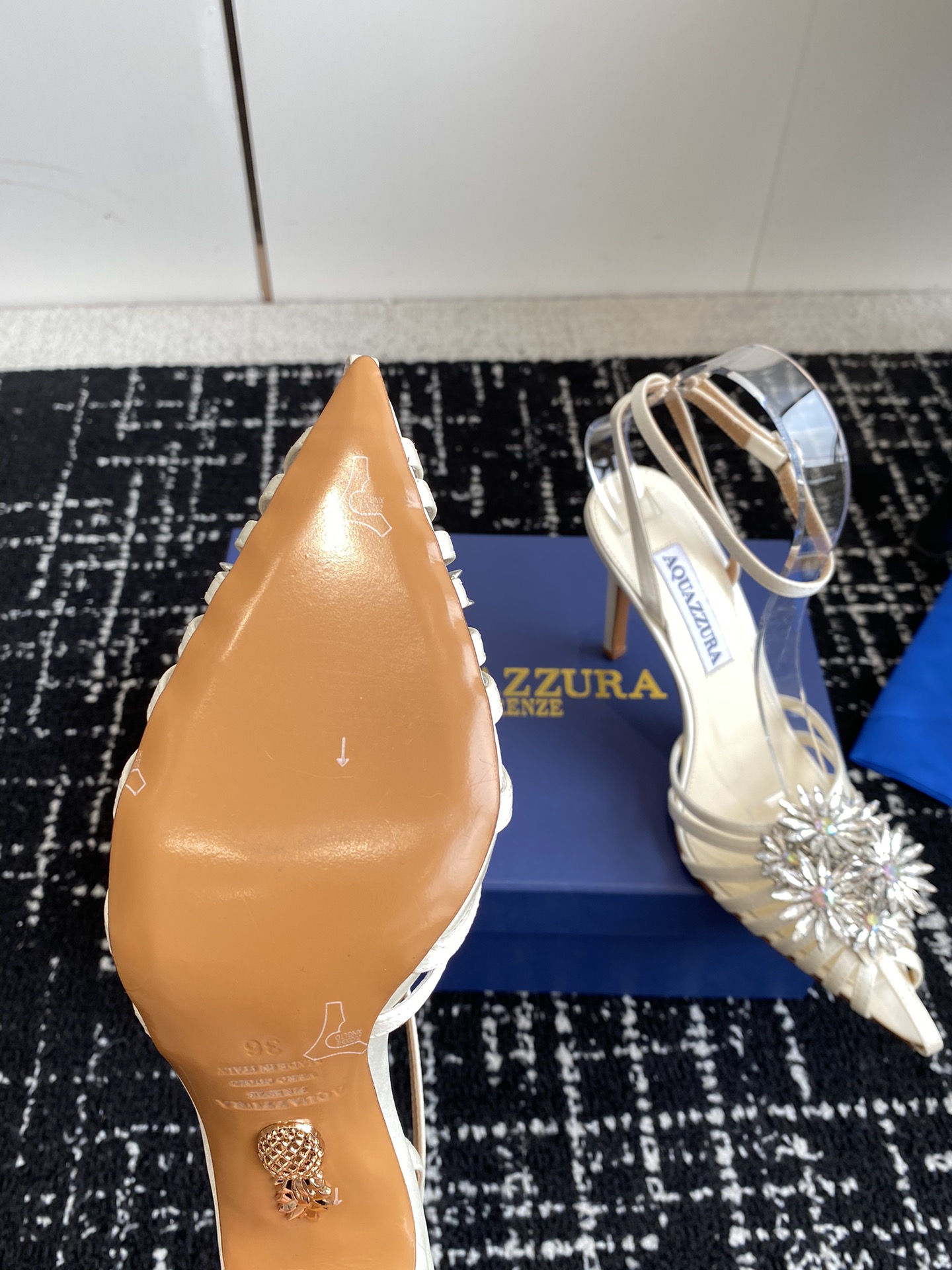 Aquazzura24ss惊艳火爆款菠萝王室贵族的钟爱雍容华贵气质高雅到手如图柜级品质进口真丝璀璨别致水