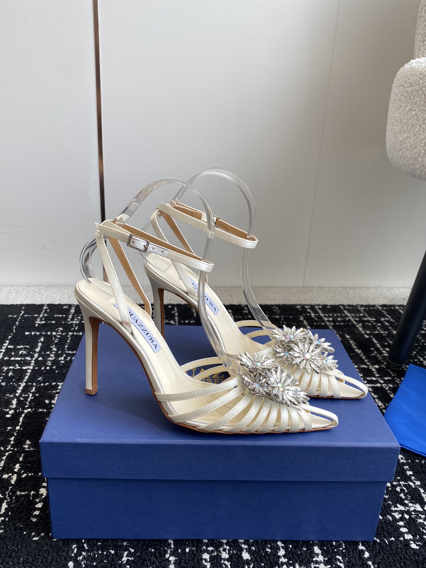 Aquazzura24ss惊艳火爆款菠萝王室贵族的钟爱雍容华贵气质高雅到手如图柜级品质进口真丝璀璨别致水