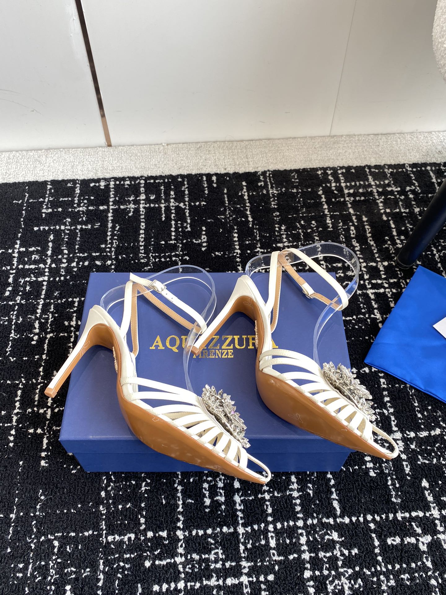 Aquazzura24ss惊艳火爆款菠萝王室贵族的钟爱雍容华贵气质高雅到手如图柜级品质进口真丝璀璨别致水