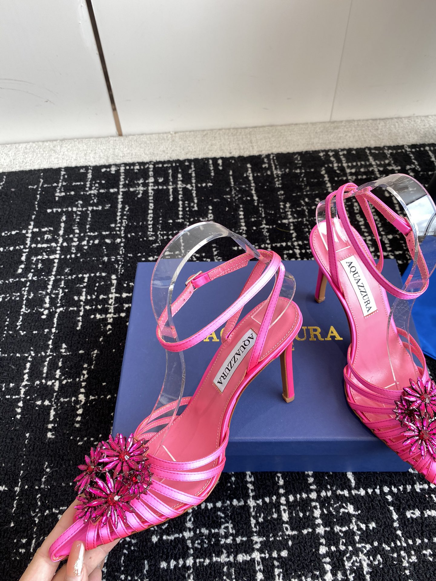 Aquazzura24ss惊艳火爆款菠萝王室贵族的钟爱雍容华贵气质高雅到手如图柜级品质进口真丝璀璨别致水