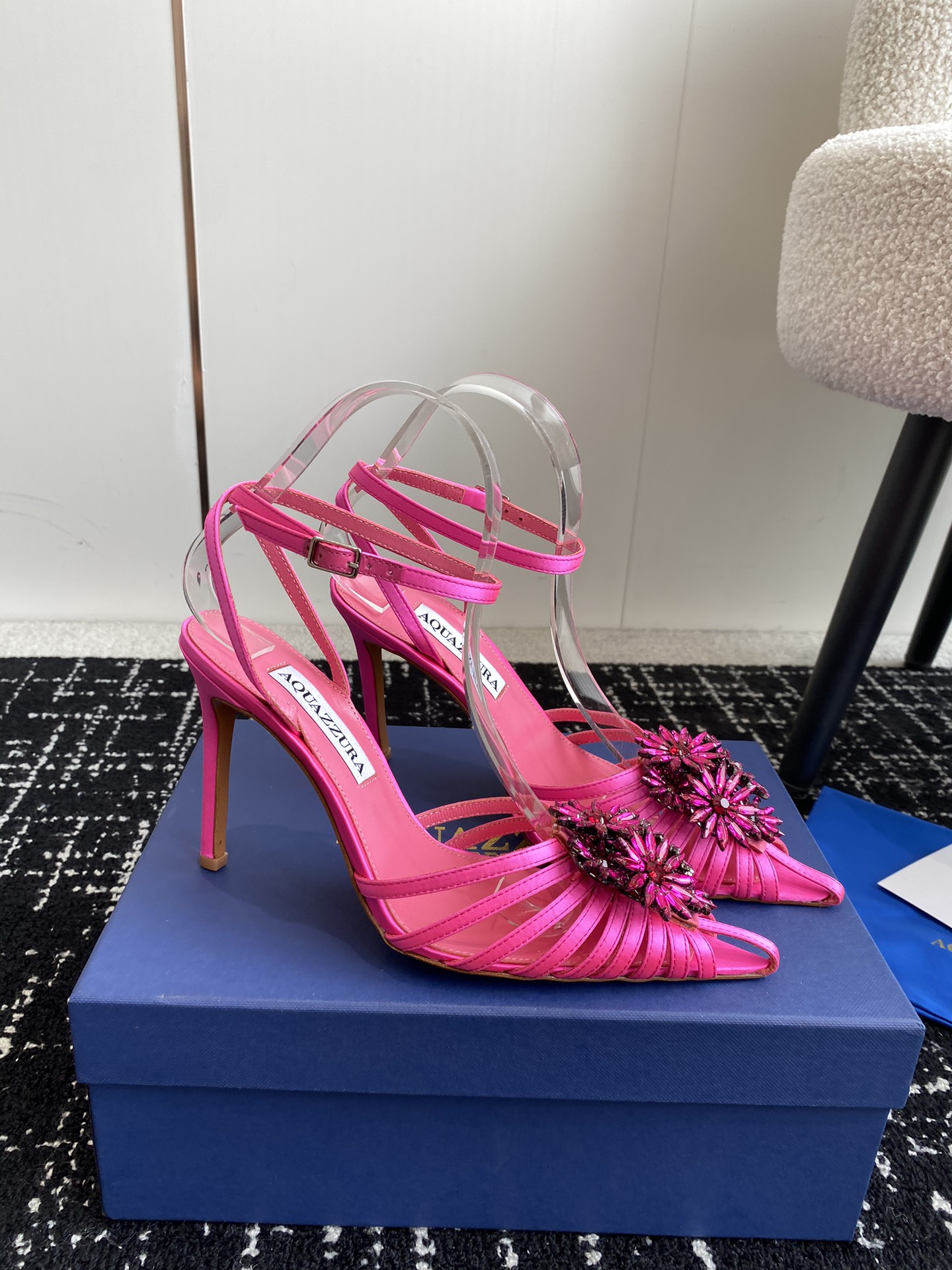 Aquazzura24ss惊艳火爆款菠萝王室贵族的钟爱雍容华贵气质高雅到手如图柜级品质进口真丝璀璨别致水