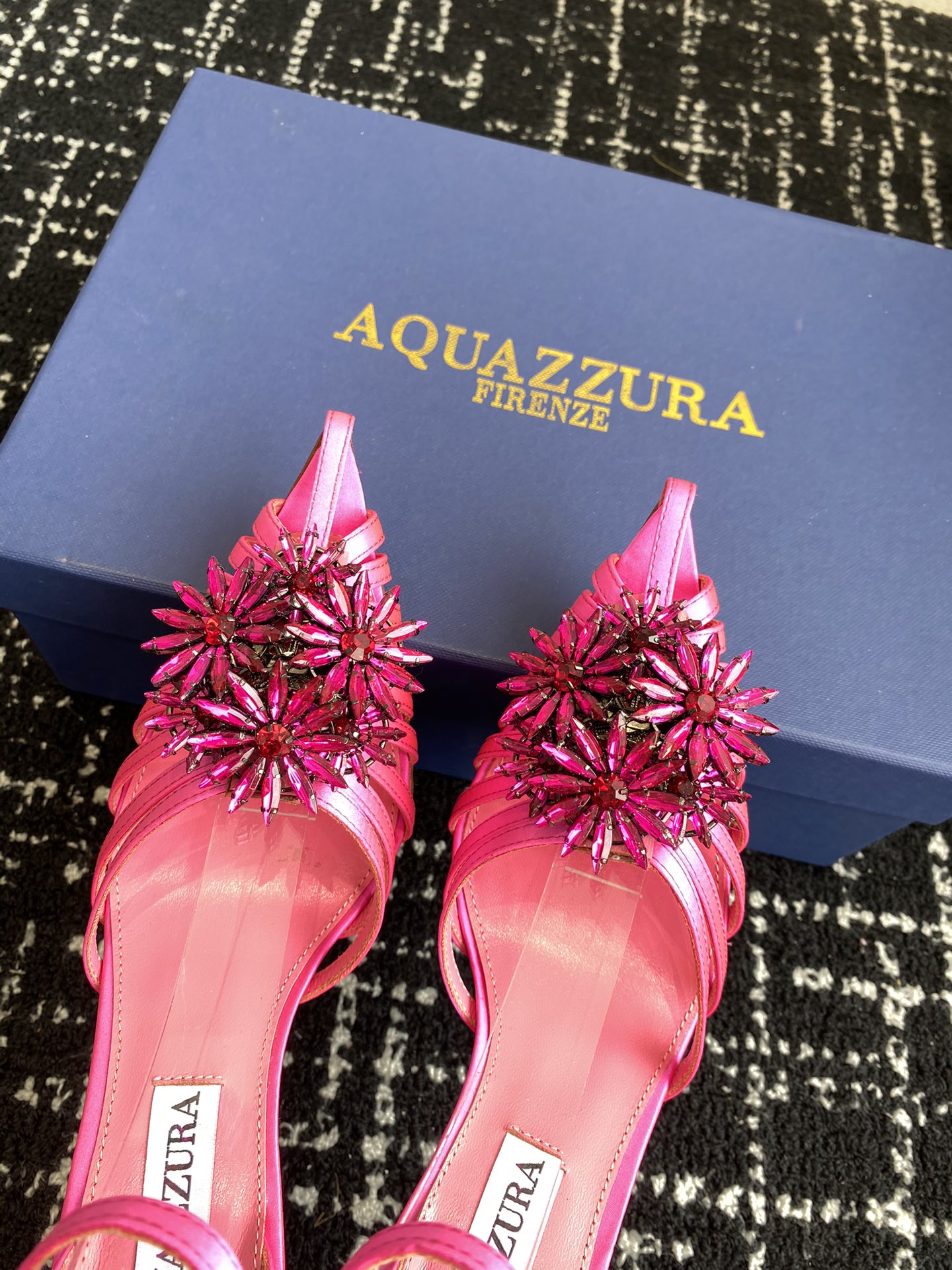 Aquazzura24ss惊艳火爆款菠萝王室贵族的钟爱雍容华贵气质高雅到手如图柜级品质进口真丝璀璨别致水