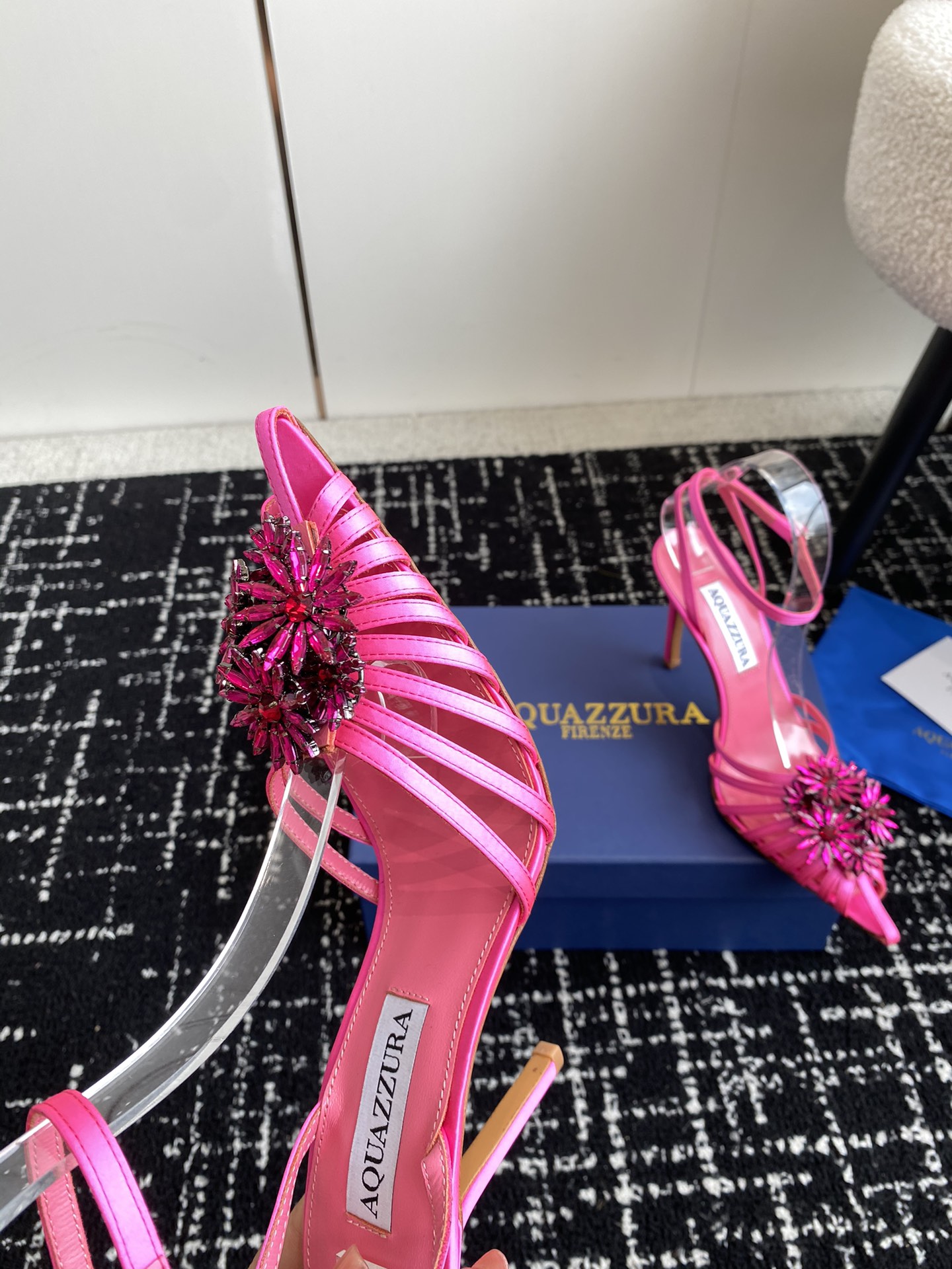 Aquazzura24ss惊艳火爆款菠萝王室贵族的钟爱雍容华贵气质高雅到手如图柜级品质进口真丝璀璨别致水