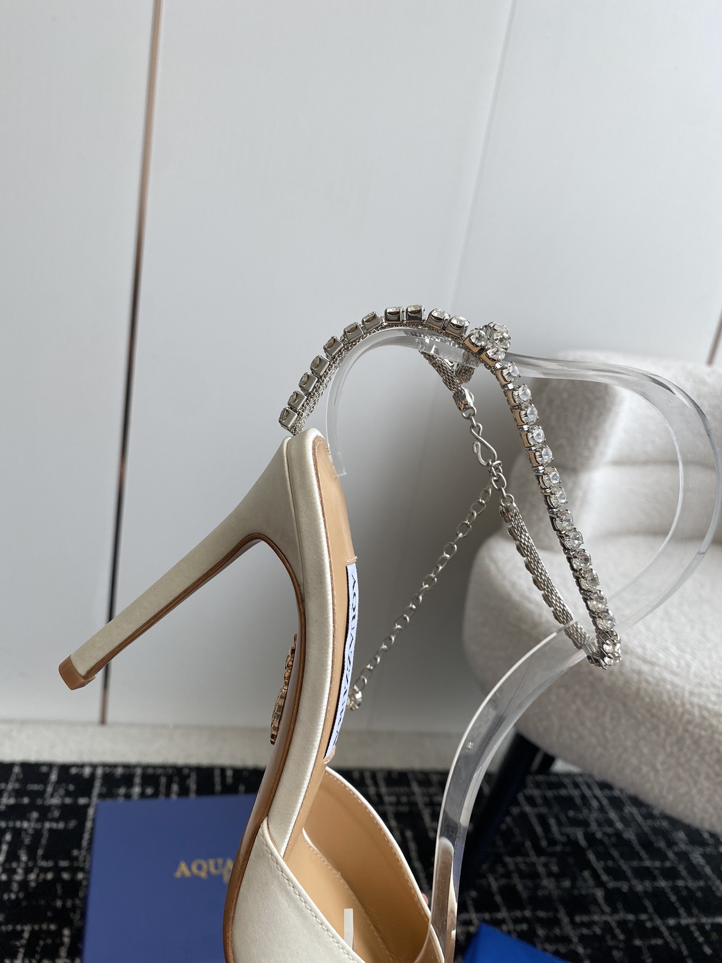 Aquazzura24ss惊艳火爆款菠萝王室贵族的钟爱雍容华贵气质高雅到手如图柜级品质进口真丝璀璨别致水