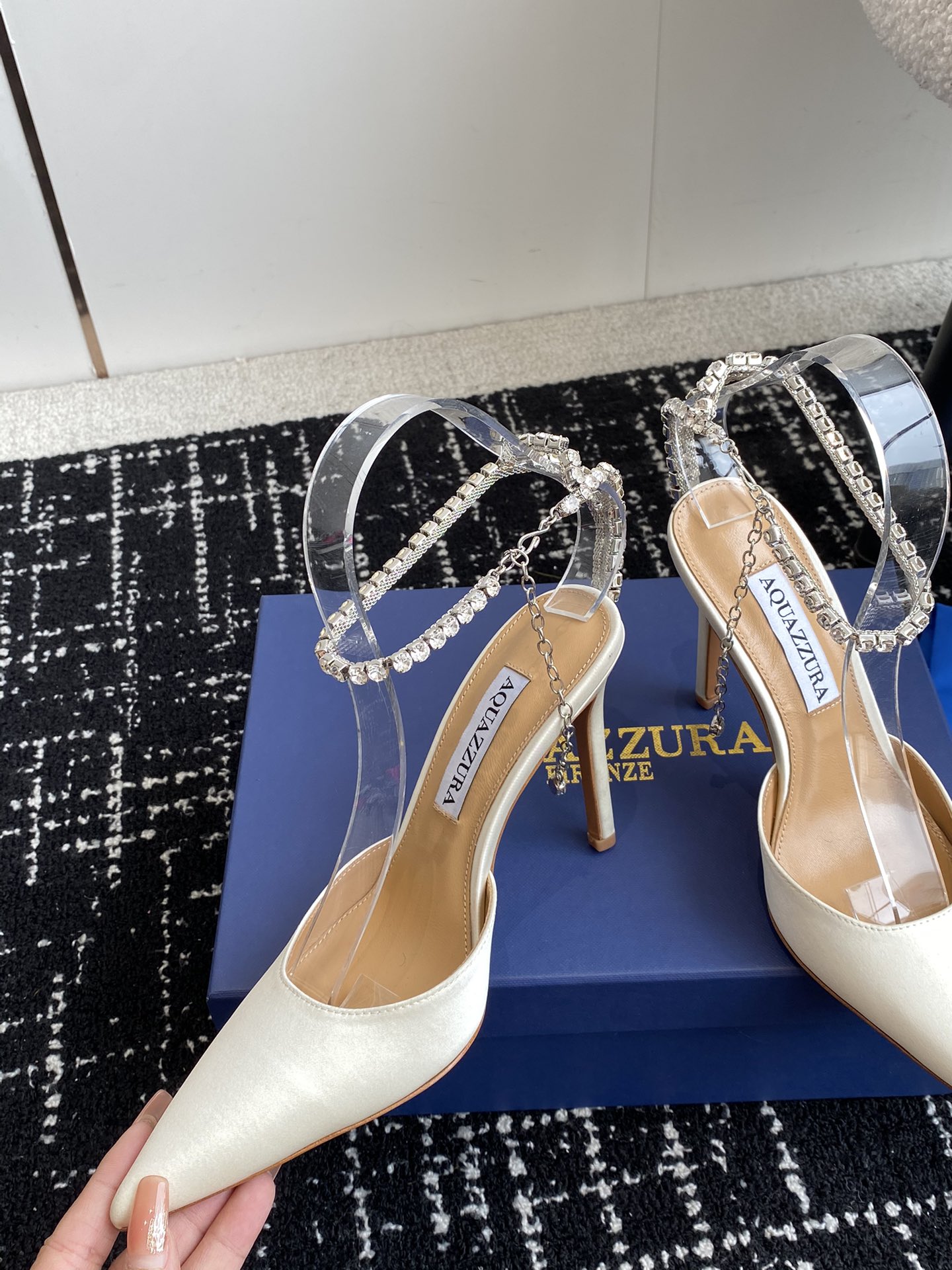 Aquazzura24ss惊艳火爆款菠萝王室贵族的钟爱雍容华贵气质高雅到手如图柜级品质进口真丝璀璨别致水