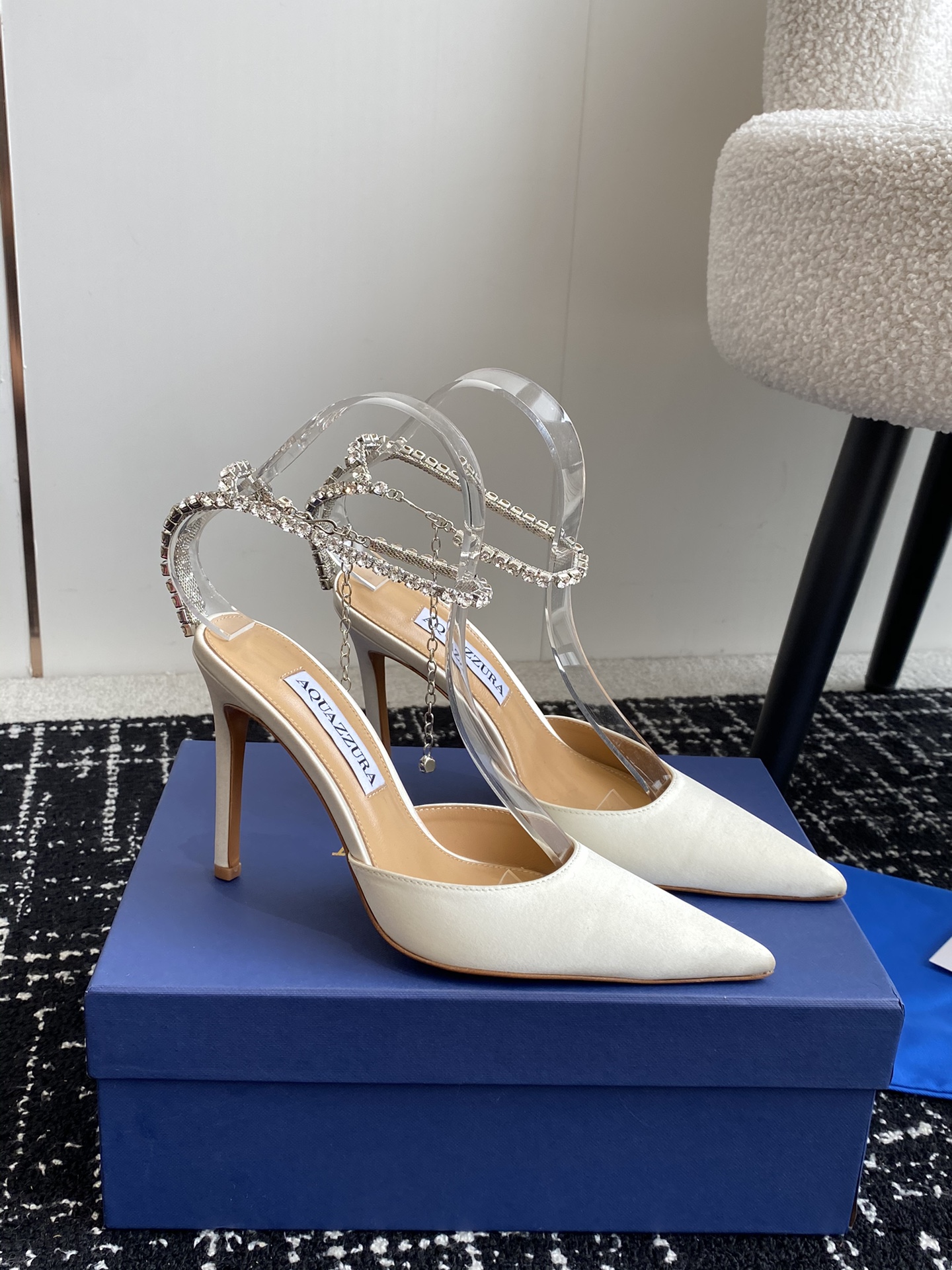 Aquazzura24ss惊艳火爆款菠萝王室贵族的钟爱雍容华贵气质高雅到手如图柜级品质进口真丝璀璨别致水