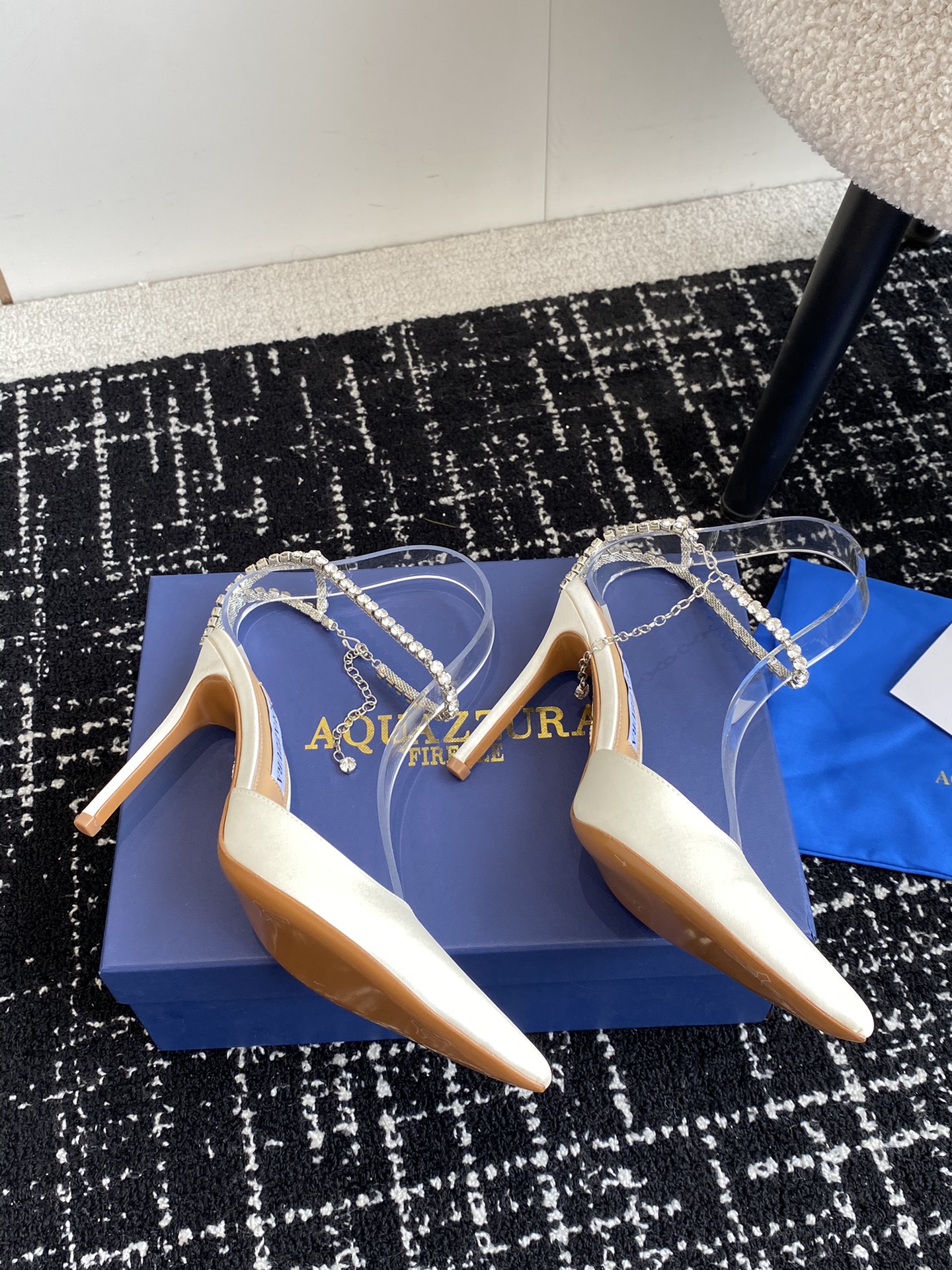 Aquazzura24ss惊艳火爆款菠萝王室贵族的钟爱雍容华贵气质高雅到手如图柜级品质进口真丝璀璨别致水